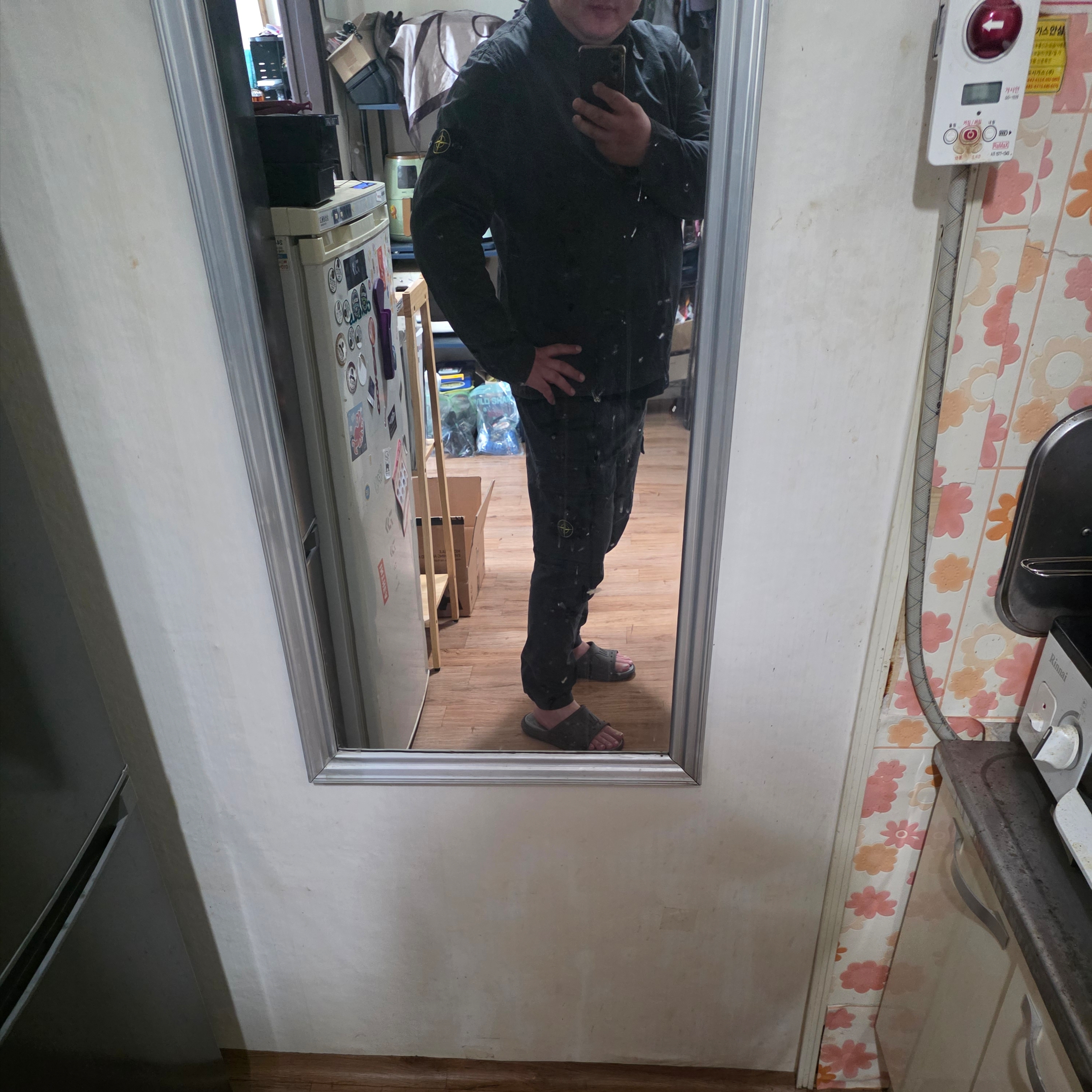Stone Island 1200032 Brushed Organic Cotton Canvas Old Effect Overshirt Charcoal Grey - 25SS, Supreme x Dickies Thermal Black - 25FW 착용 스타일