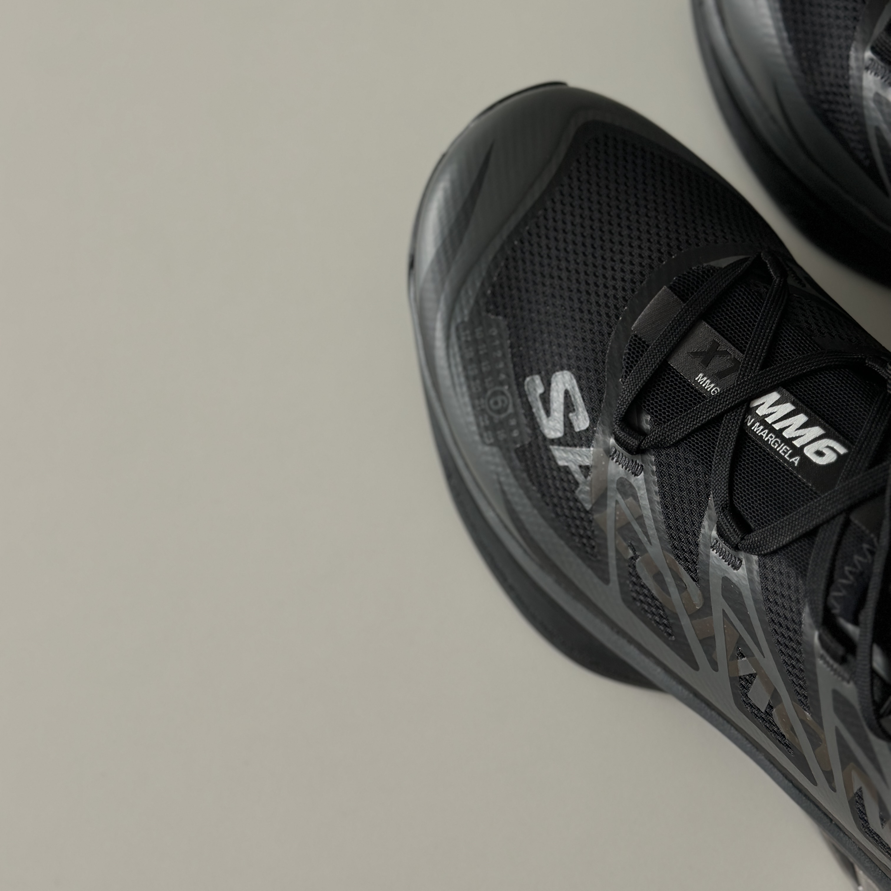 Salomon x MM6 Maison Margiela XT Black 착용 스타일 - 1