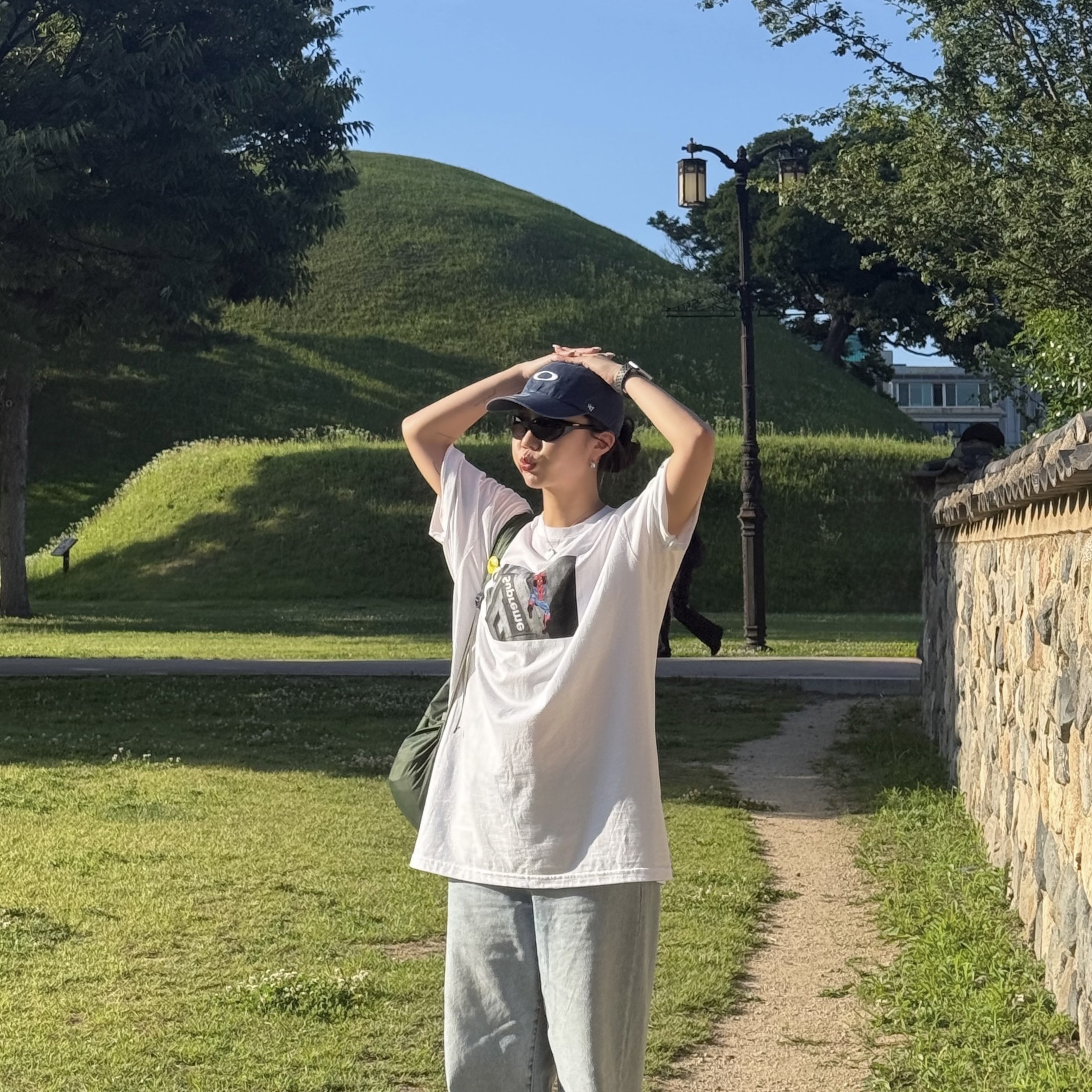 Oakley Light Breathe Triple Black, Supreme x Spider-Man T-Shirt White - 26SS 착용 스타일 - 2
