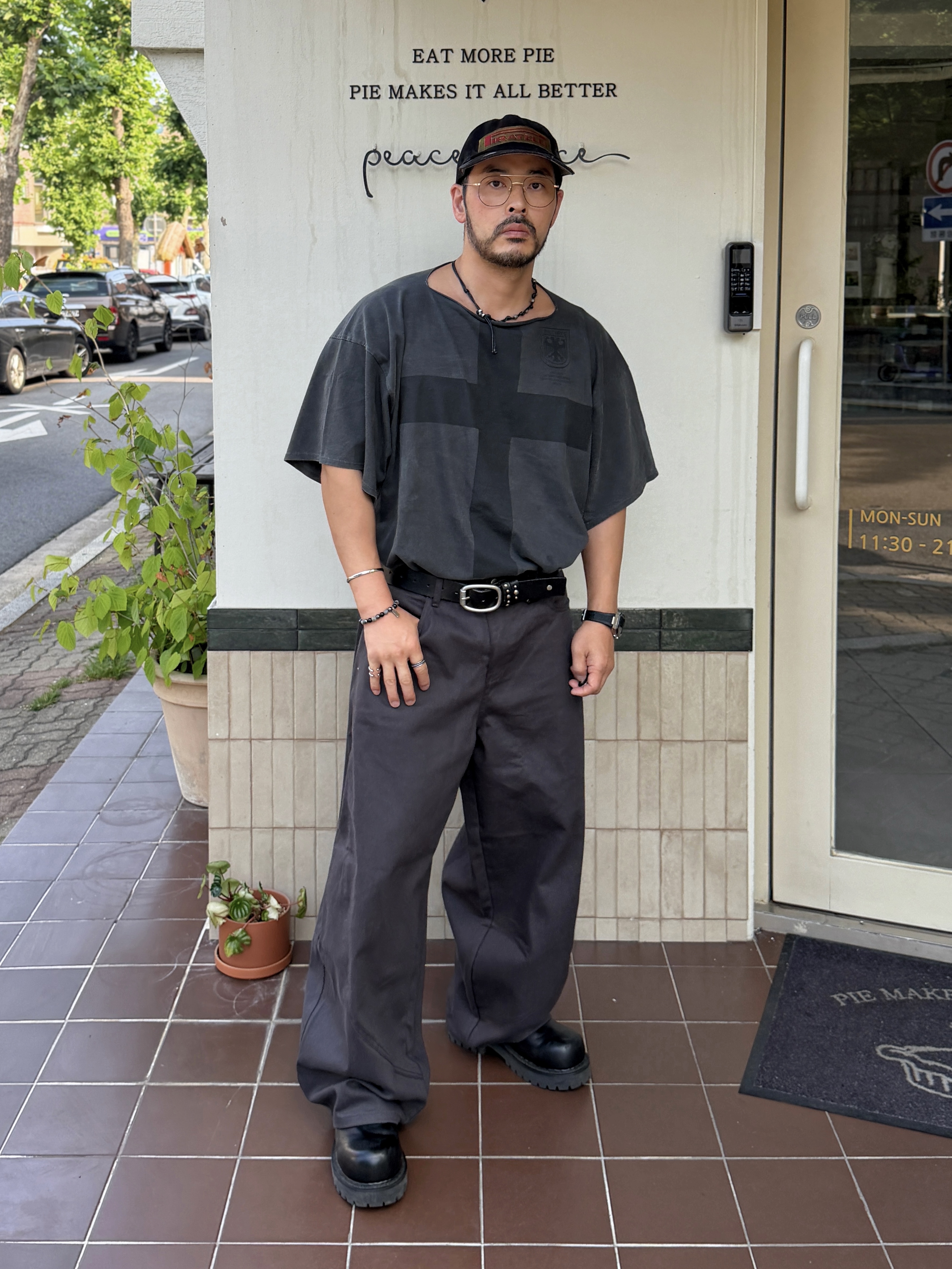 ¥$ Vultures Merch T-Shirt 1 Black - Korea Exclusive, Vacant Archive Ruta Steel Standard Belt Black 착용 스타일 - 5