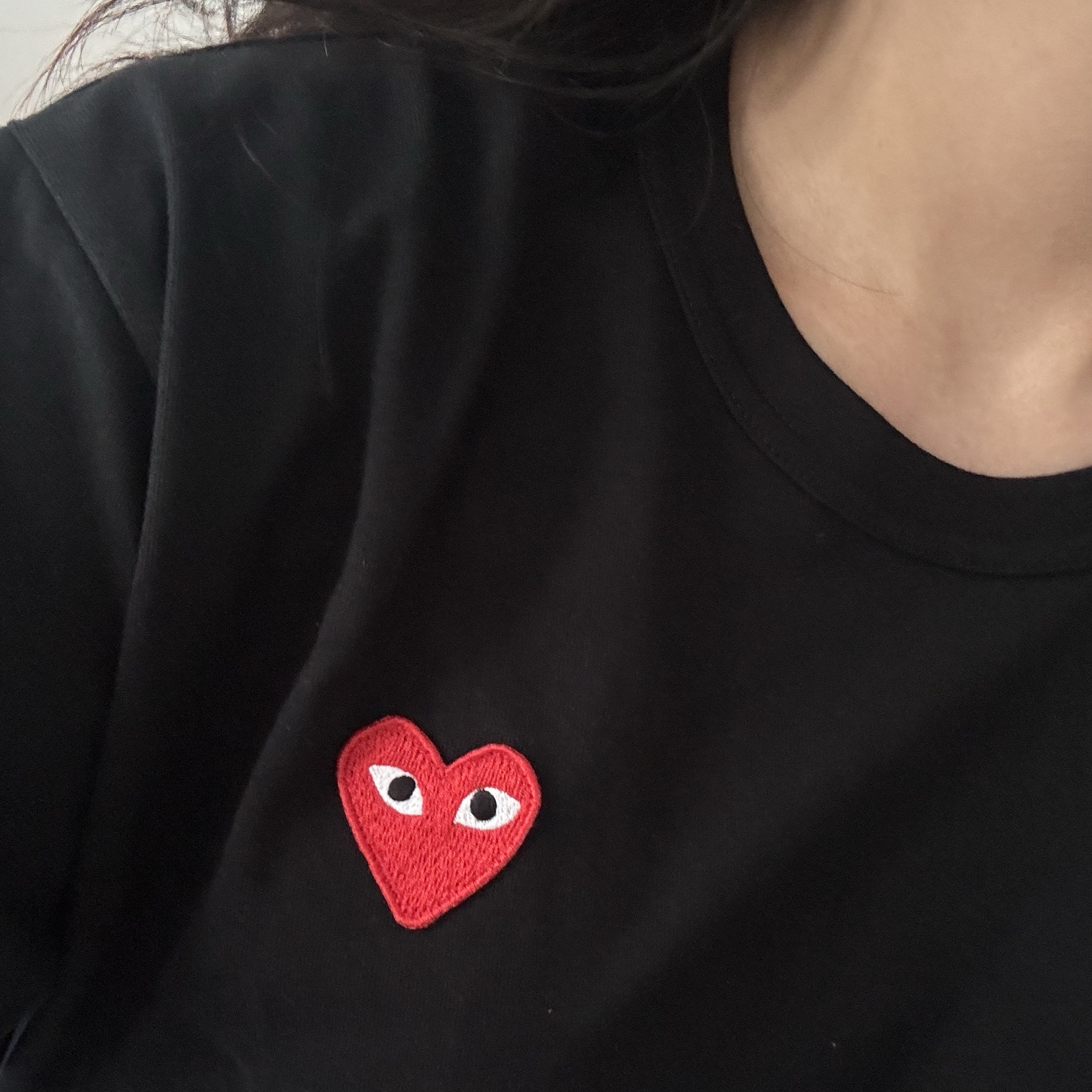 Play Comme des Garcons Red Heart T-Shirt Black 착용 스타일