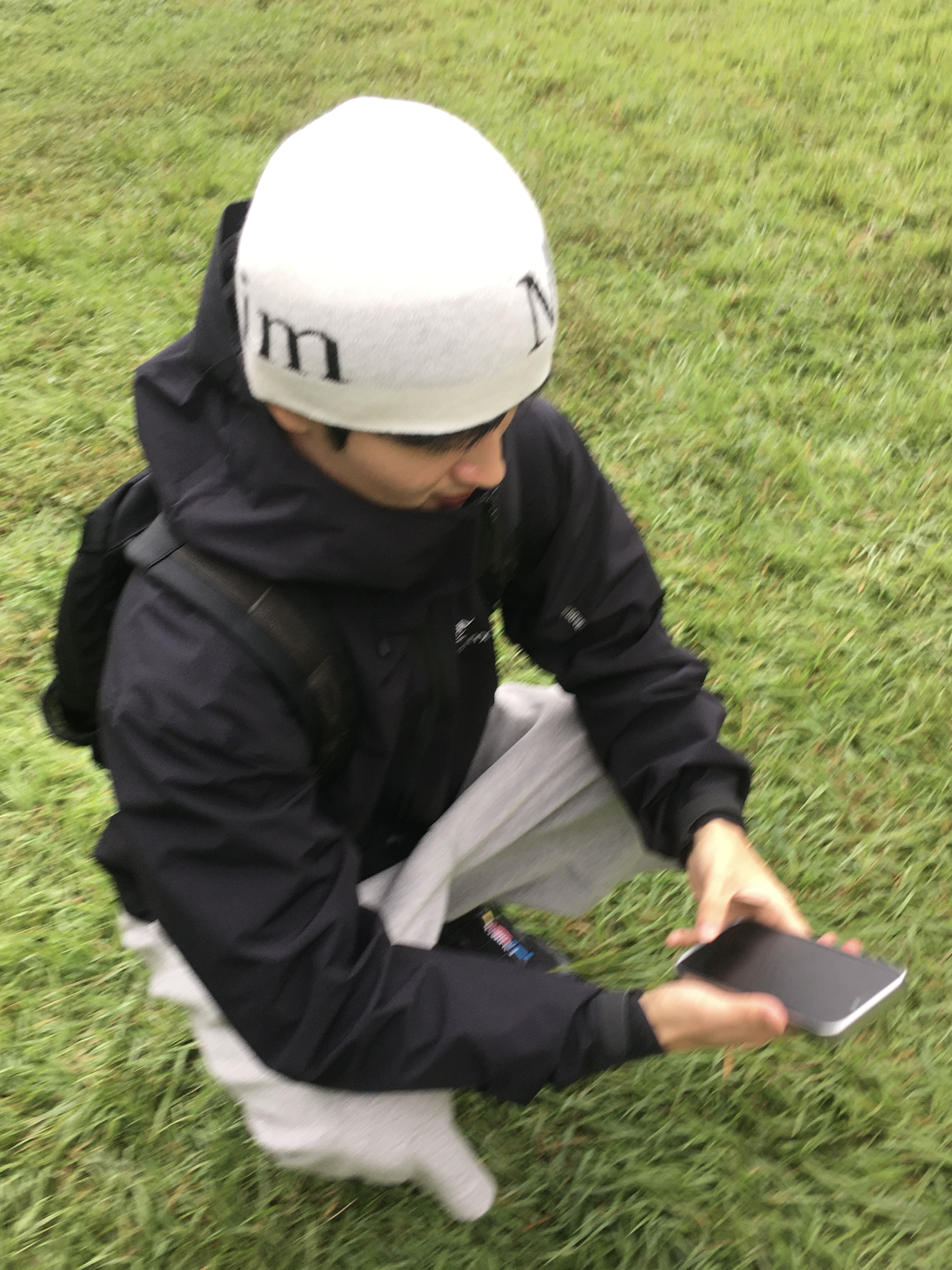 Arc'teryx Beta LT Jacket Black, Matin Kim Logo Jacquard Short Beanie White 착용 스타일 - 1
