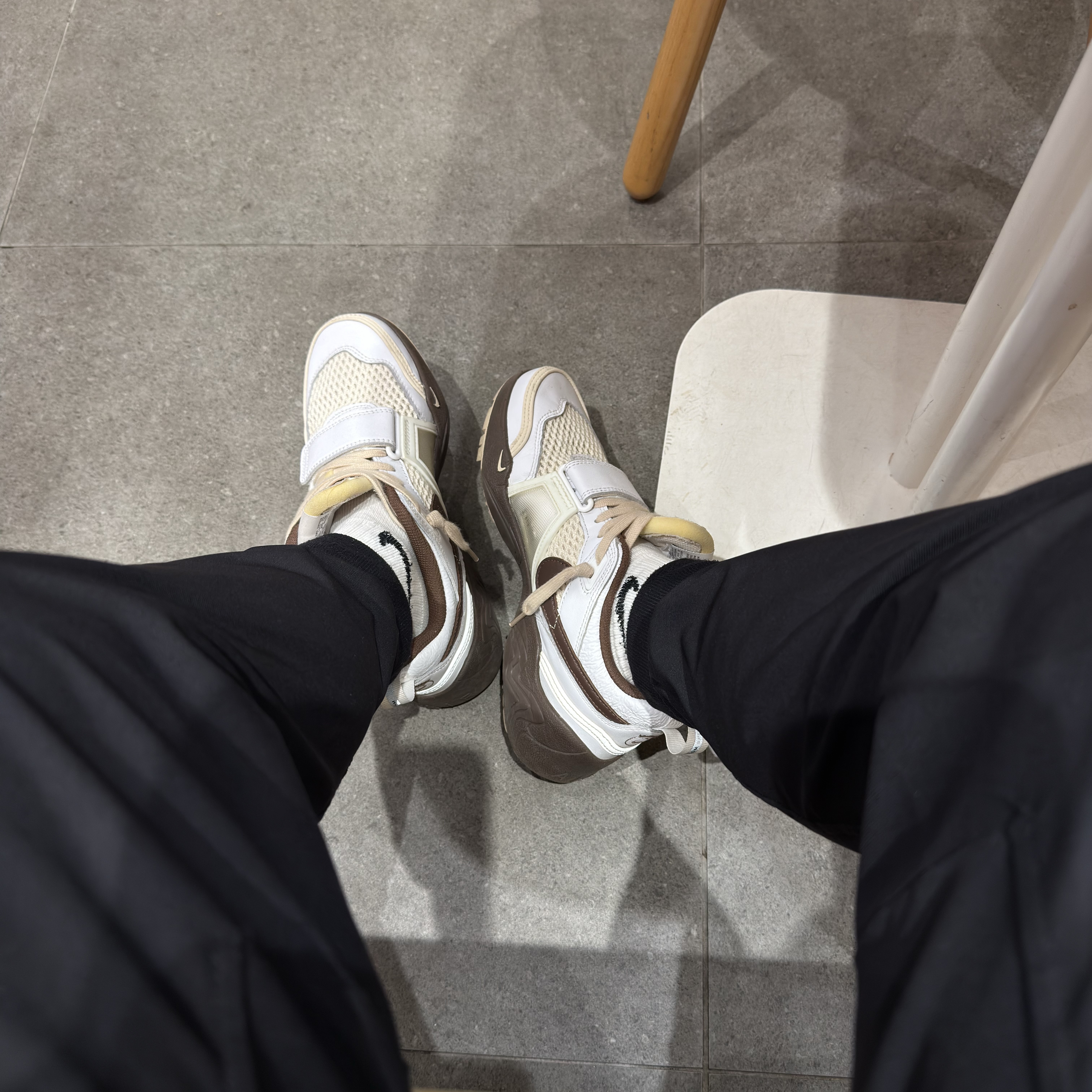 Nike x Travis Scott Zoom Field Jaxx White and Light Chocolate 착용 스타일 - 3