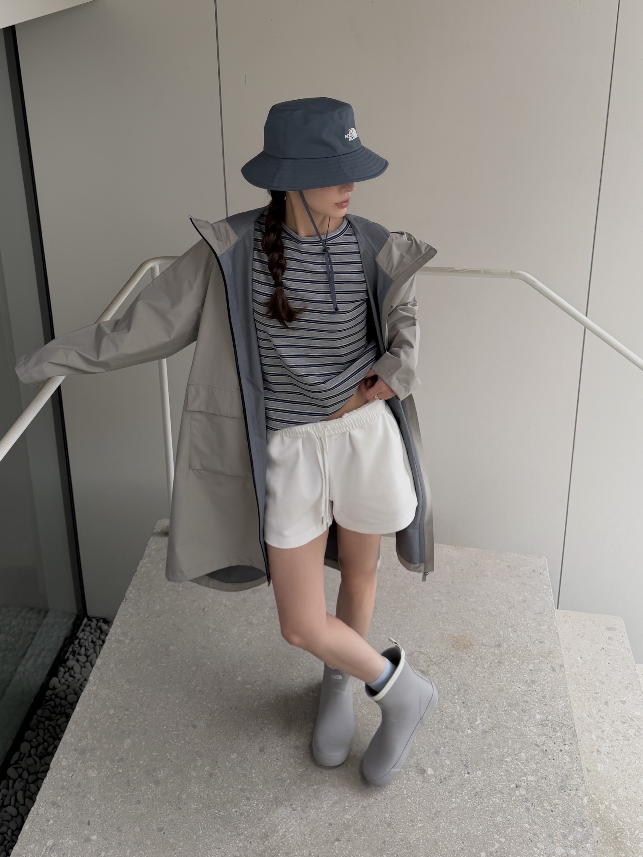 The North Face GTX Light Bucket Hat Smoke Blue- 26SS, (W) The North Face Semi Rainboots Gray 착용 스타일 - 1