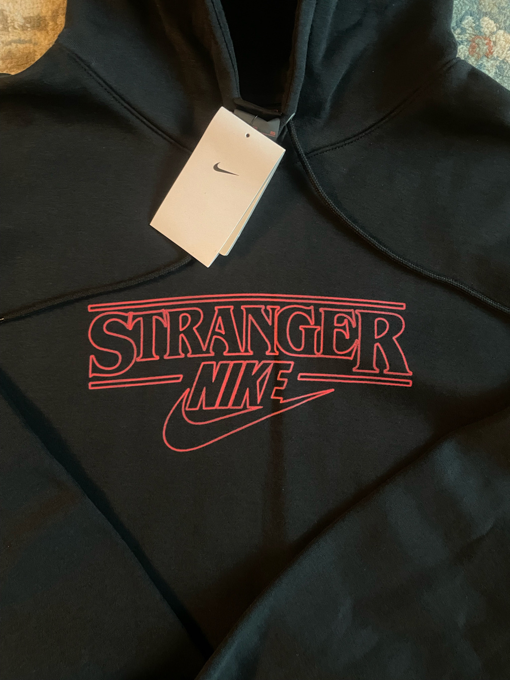 Nike x Stranger Things NRG Club SN Pullover Hoodie Black (IF8519-010) 착용 스타일 - 3