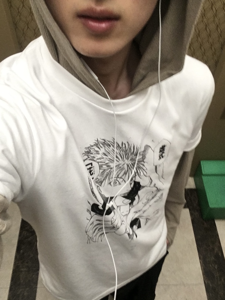 Uniqlo UT Shueisha 100th Anniversary Jujutsu Kaisen T-Shirt White 착용 스타일 - 2