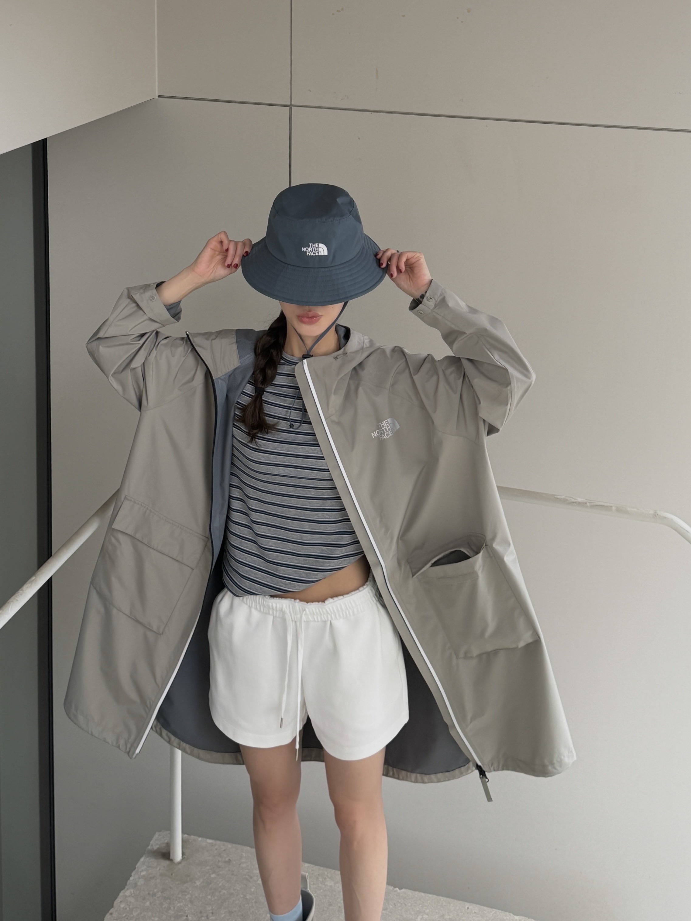 The North Face GTX Light Bucket Hat Smoke Blue- 26SS, (W) The North Face Semi Rainboots Gray 착용 스타일 - 2