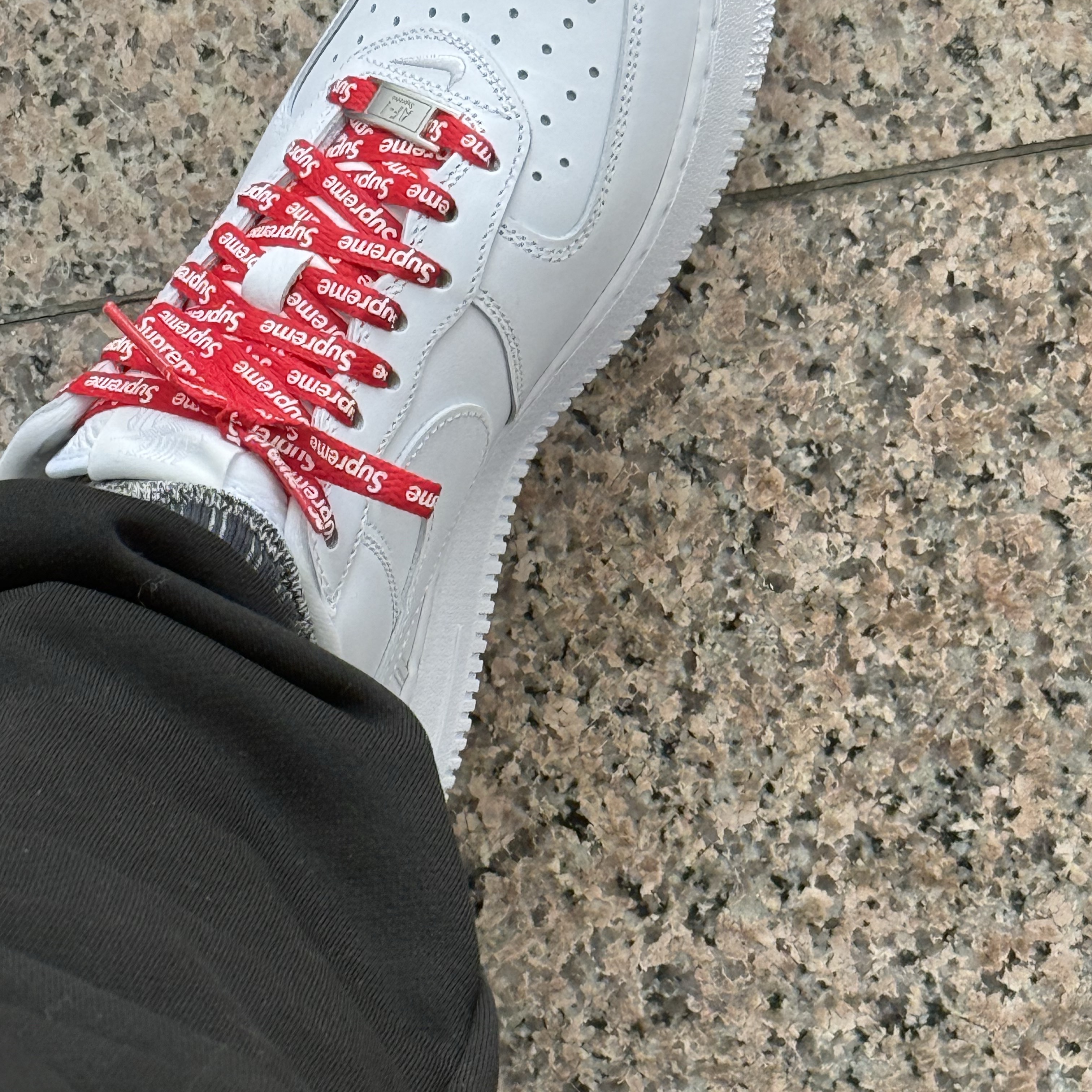 Nike x Supreme Air Force 1 Low White 착용 스타일 - 2