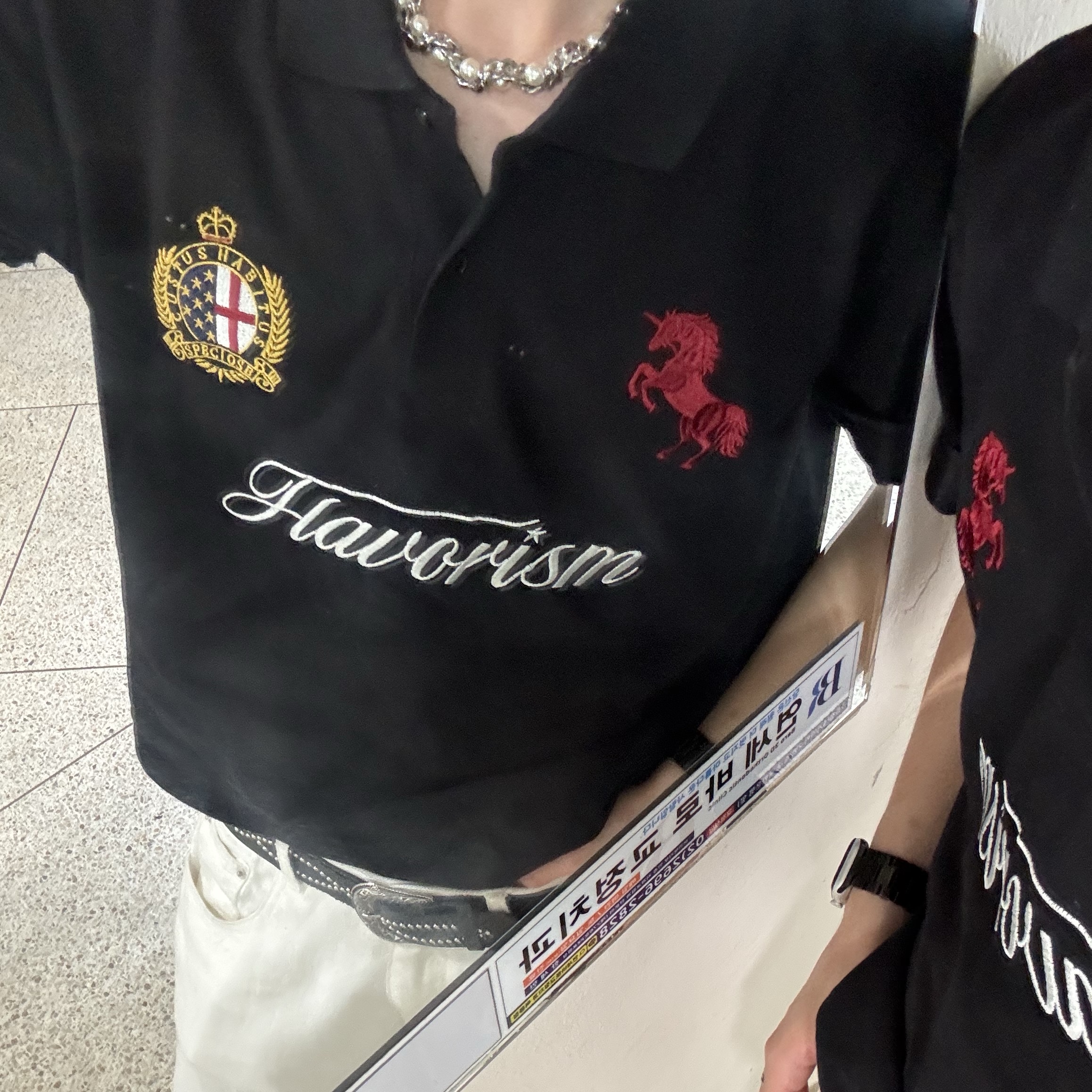 Flavorism Red Horse Pique Shirt Black 착용 스타일 - 2