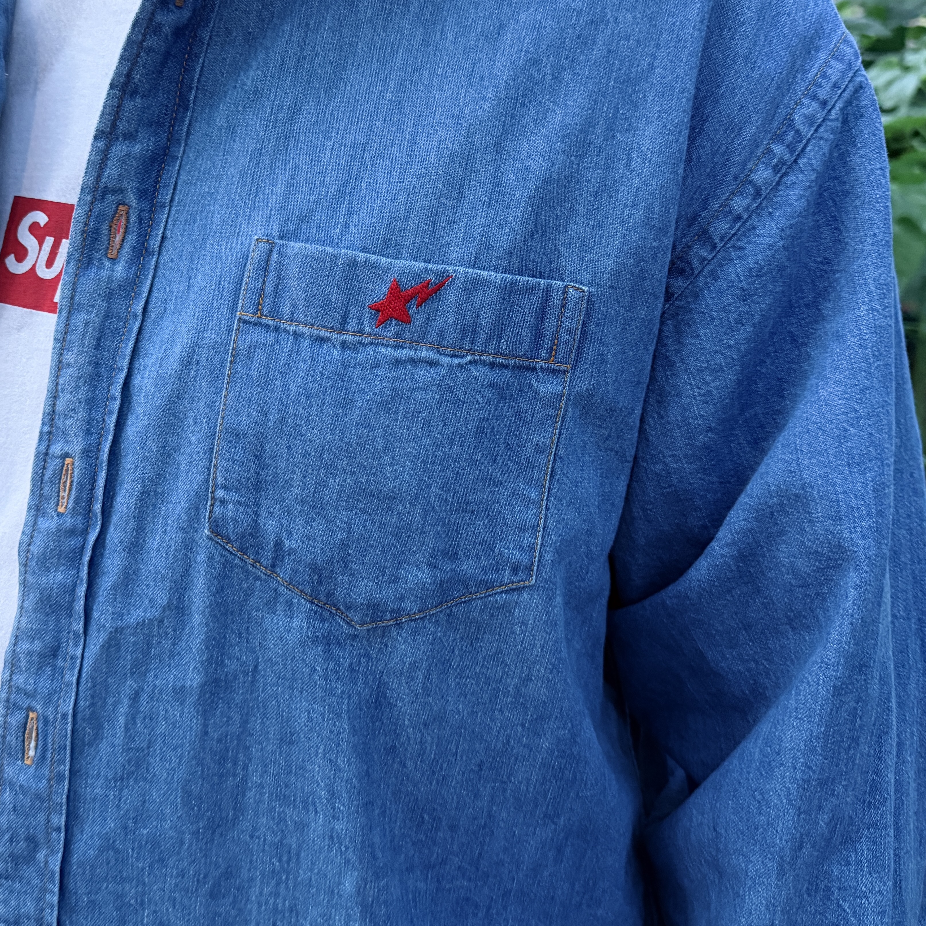 BAPE Ape Head Relaxed Fit Denim Shirts Light Indigo 착용 스타일 - 2