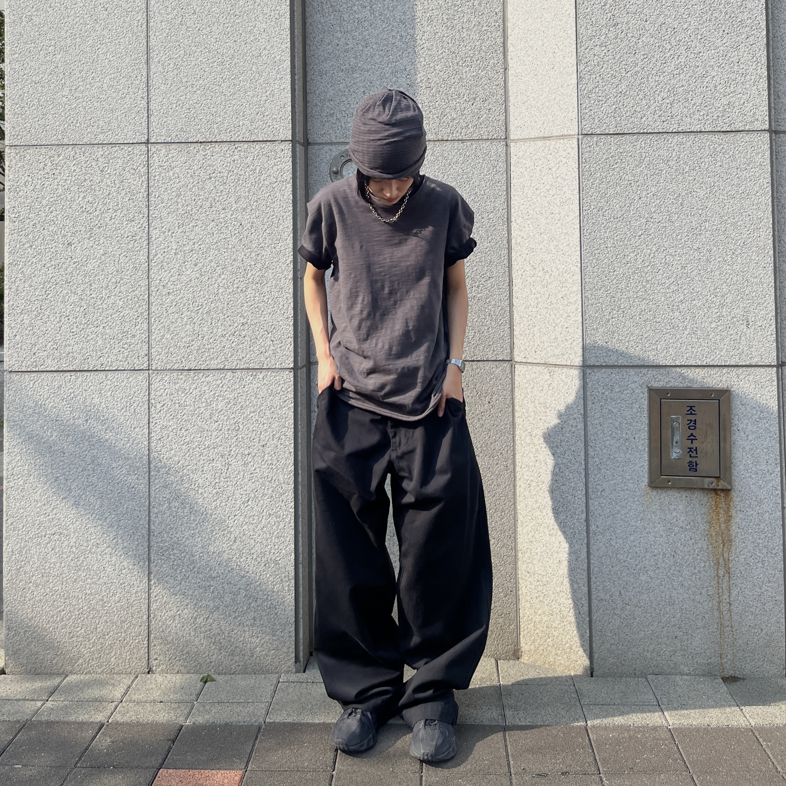 Millo Archive Layered Raw Cut T-Shirt Charcoal, Millo Archive Casual Chapter T-Shirt Black 착용 스타일 - 3