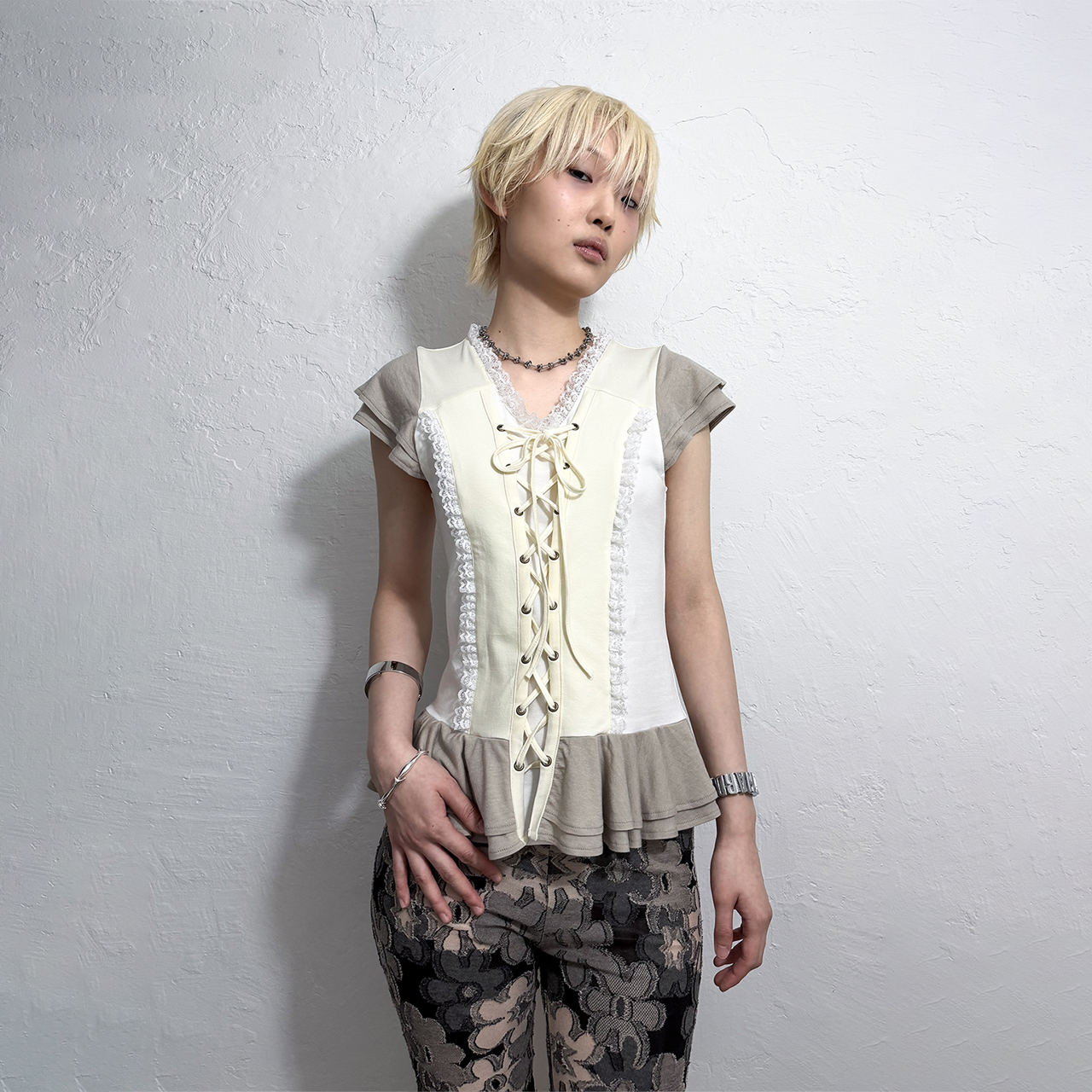 스틸레써디 코르셋 플레어 티셔츠: 베이지(Still Lethardy Corset Flared T-shirt: Beige) - 4