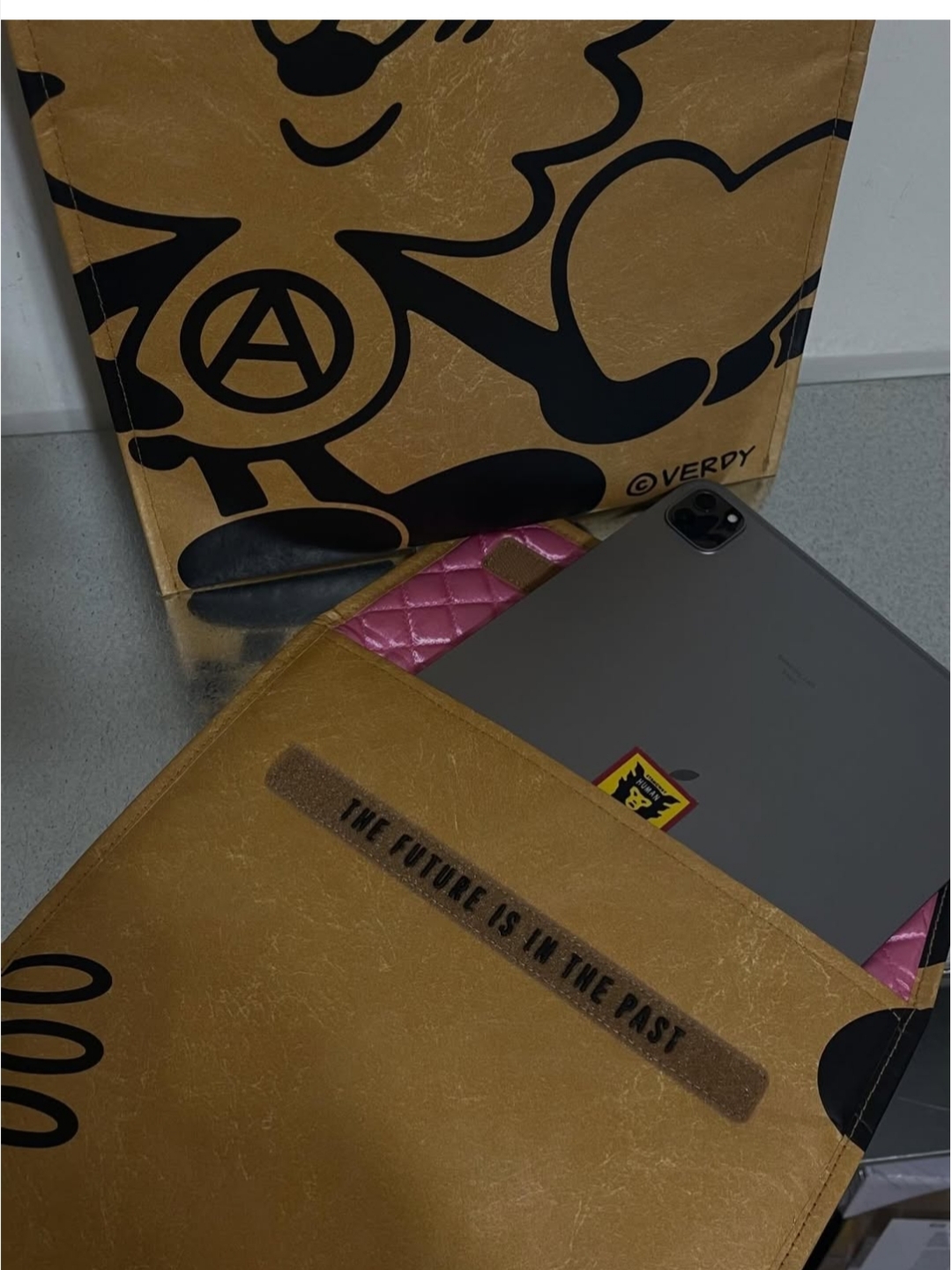 Human Made x Verdy PC Tablet Case 14 Inch Beige - Jamsil Store Exclusvie 착용 스타일