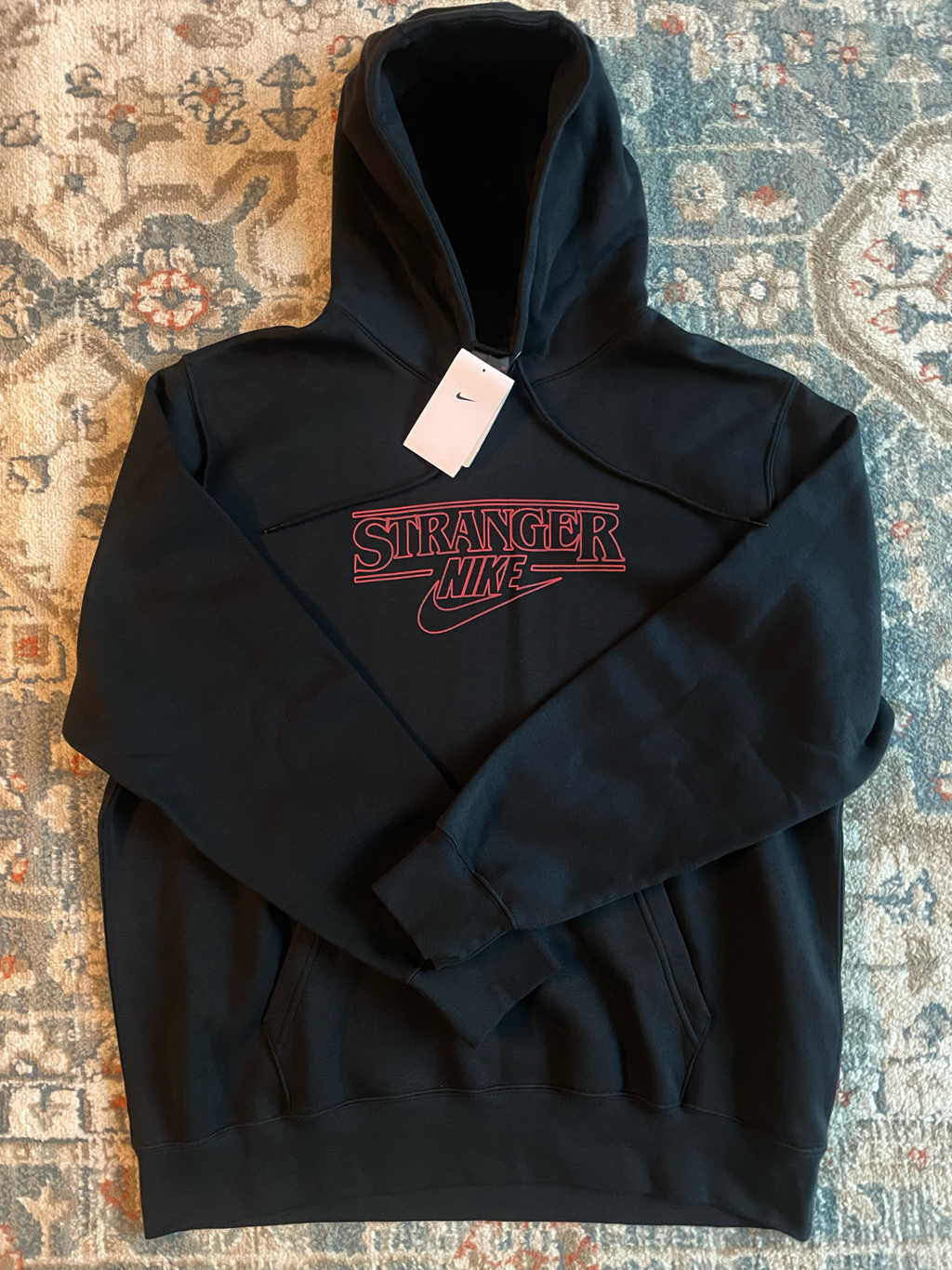 Nike x Stranger Things NRG Club SN Pullover Hoodie Black (IF8519-010) 착용 스타일 - 1