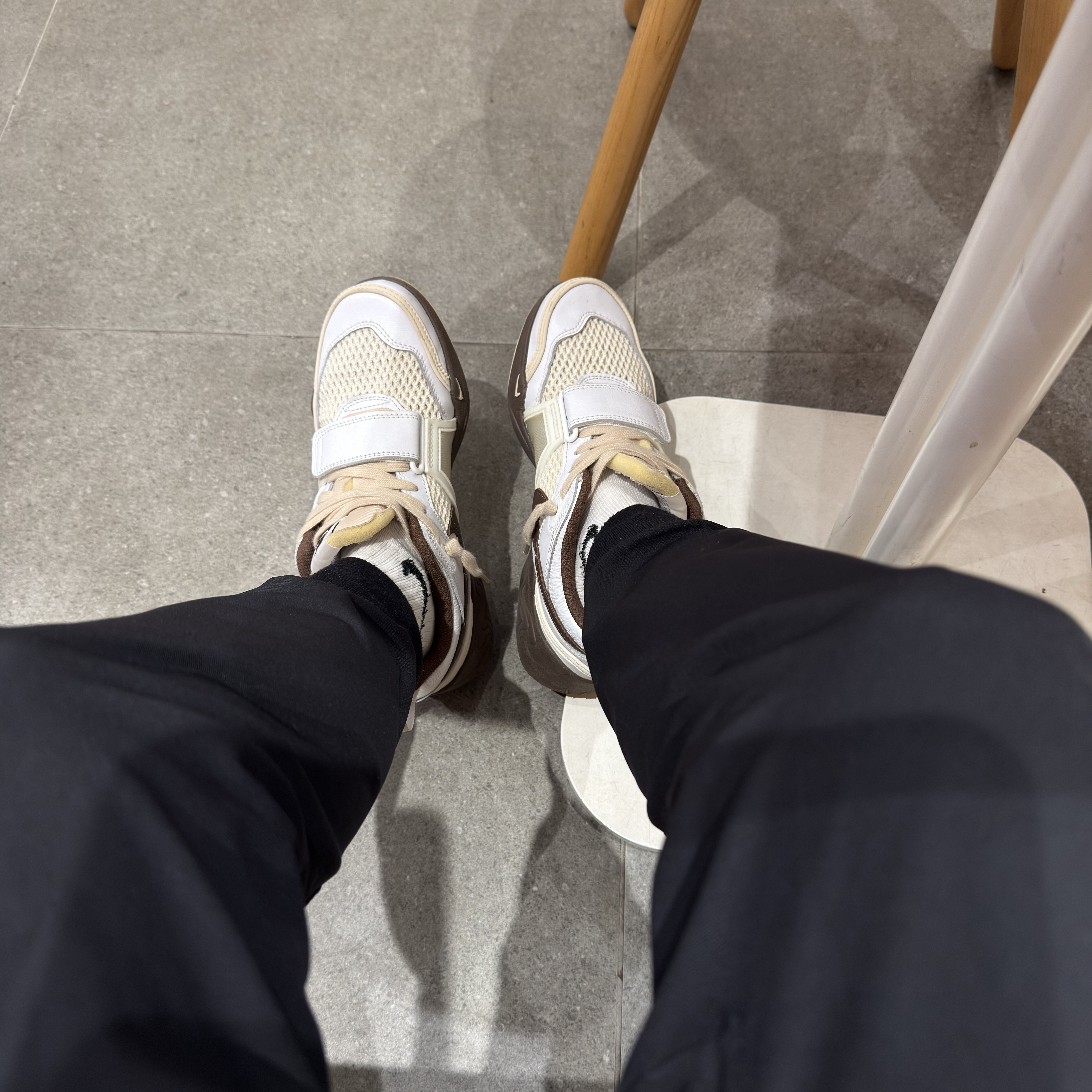 Nike x Travis Scott Zoom Field Jaxx White and Light Chocolate 착용 스타일 - 1