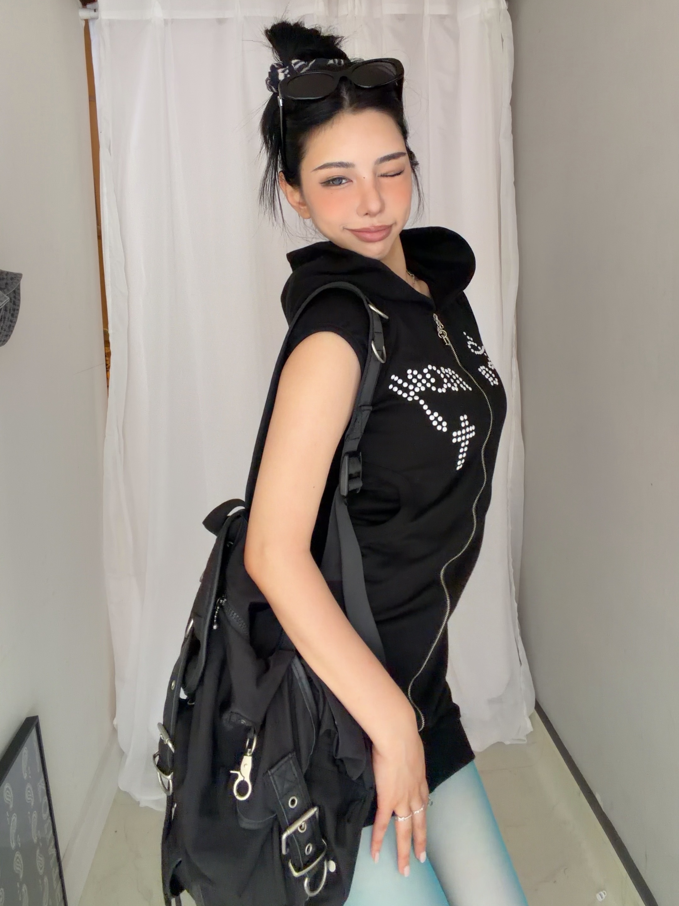 (W) Fancy Club Hotfix Puff Sleeve Hooded Dress Black, Vacant Archive Popo Strap Backpack Black 착용 스타일 - 1