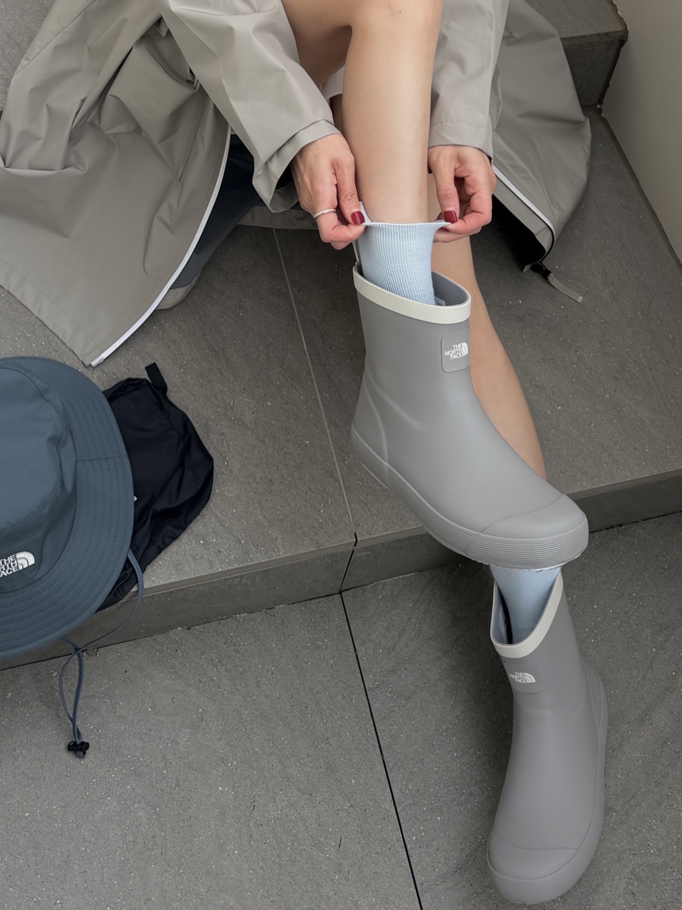 The North Face GTX Light Bucket Hat Smoke Blue- 26SS, (W) The North Face Semi Rainboots Gray 착용 스타일 - 6