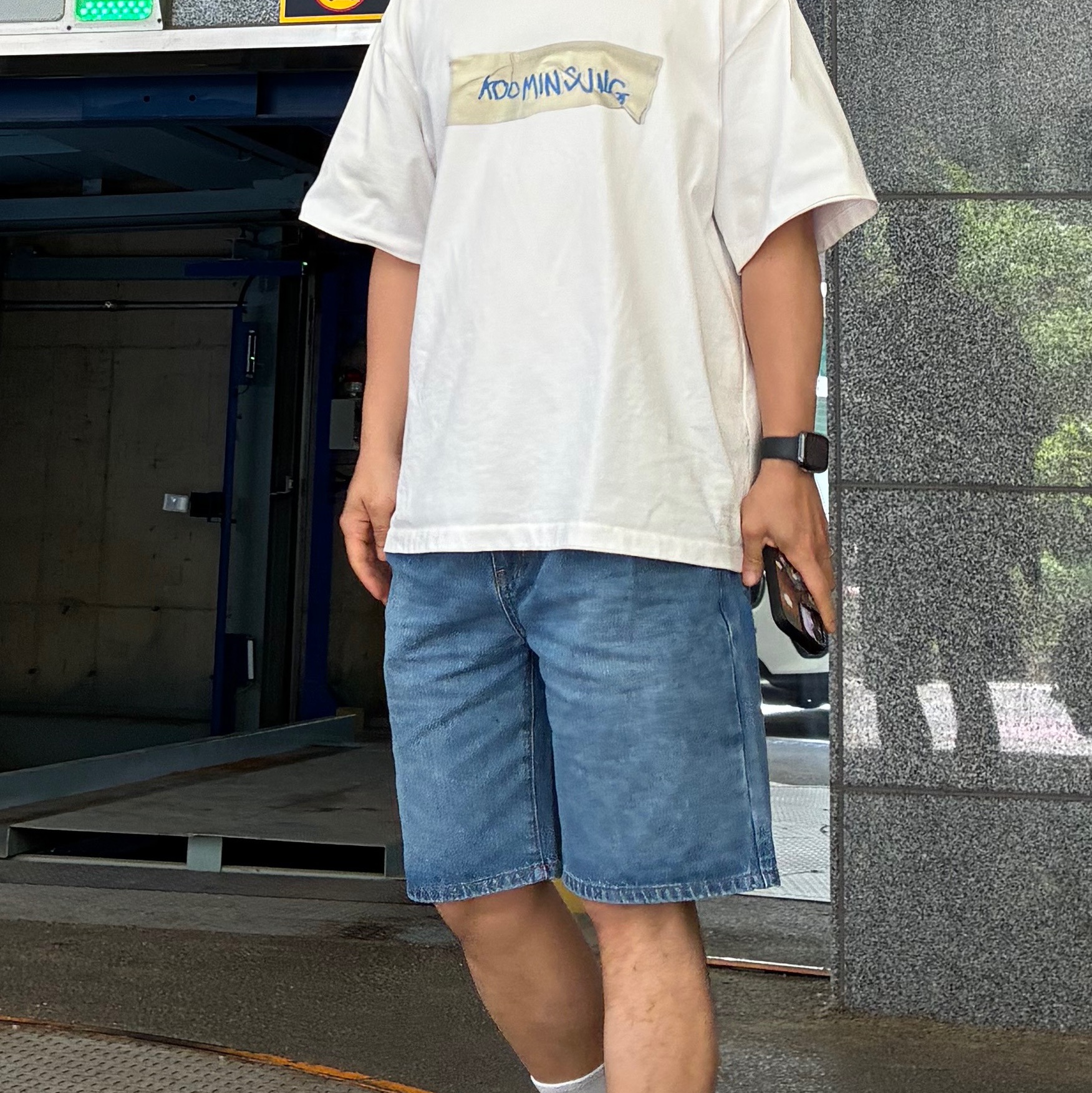 [KREAM 단독][니티드X림박스] Knitted Relaxed Washing Denim Two-Tuck Cinch Back Shorts Washing Blue 착용 스타일 - 1