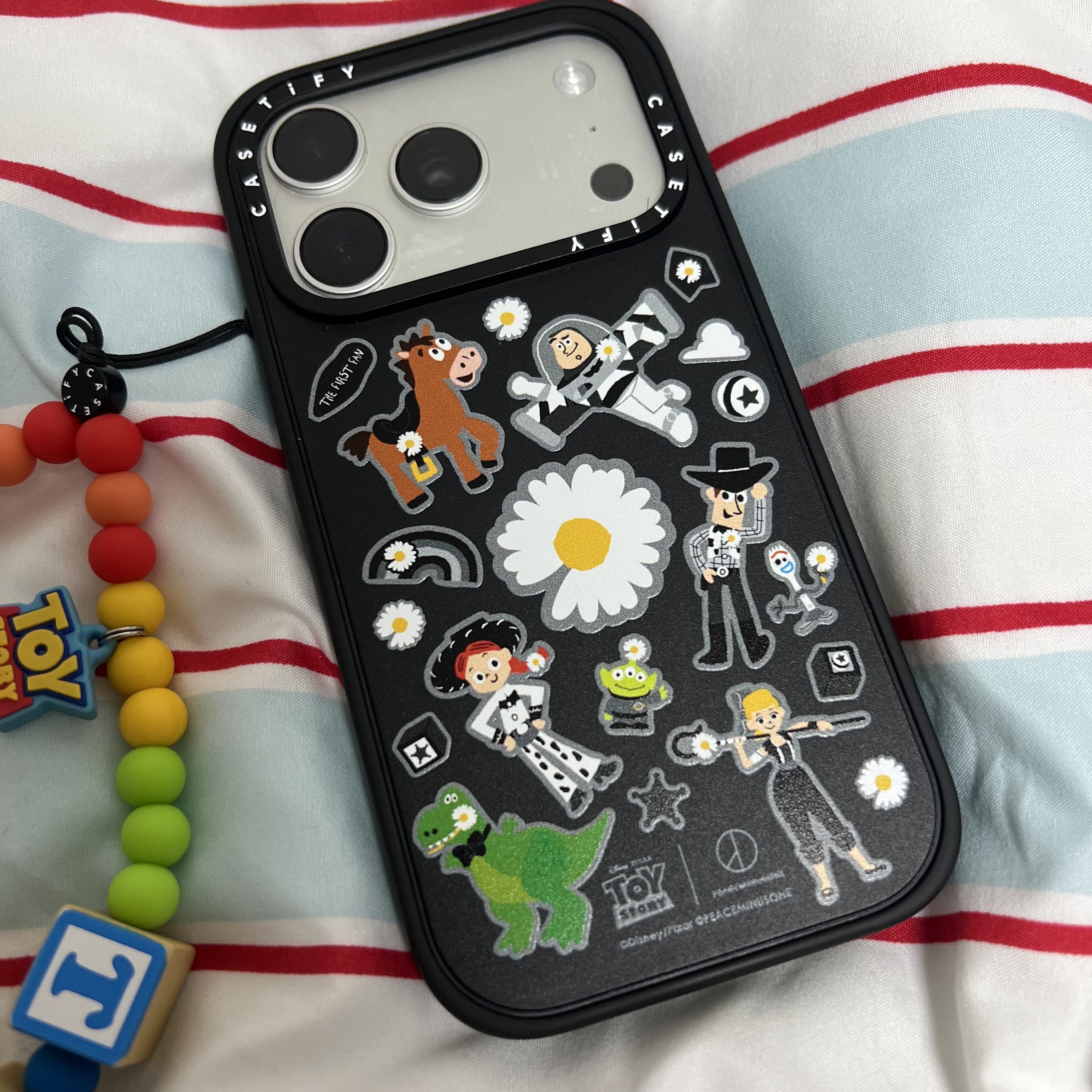 Casetify x Peaceminusone x Toy Story The First Fan Sticker Magsafe Impact Case, Casetify x Toy Story Buzz Lightyear Collectible AirPods Pro 1st/2nd Gen Case 착용 스타일 - 2