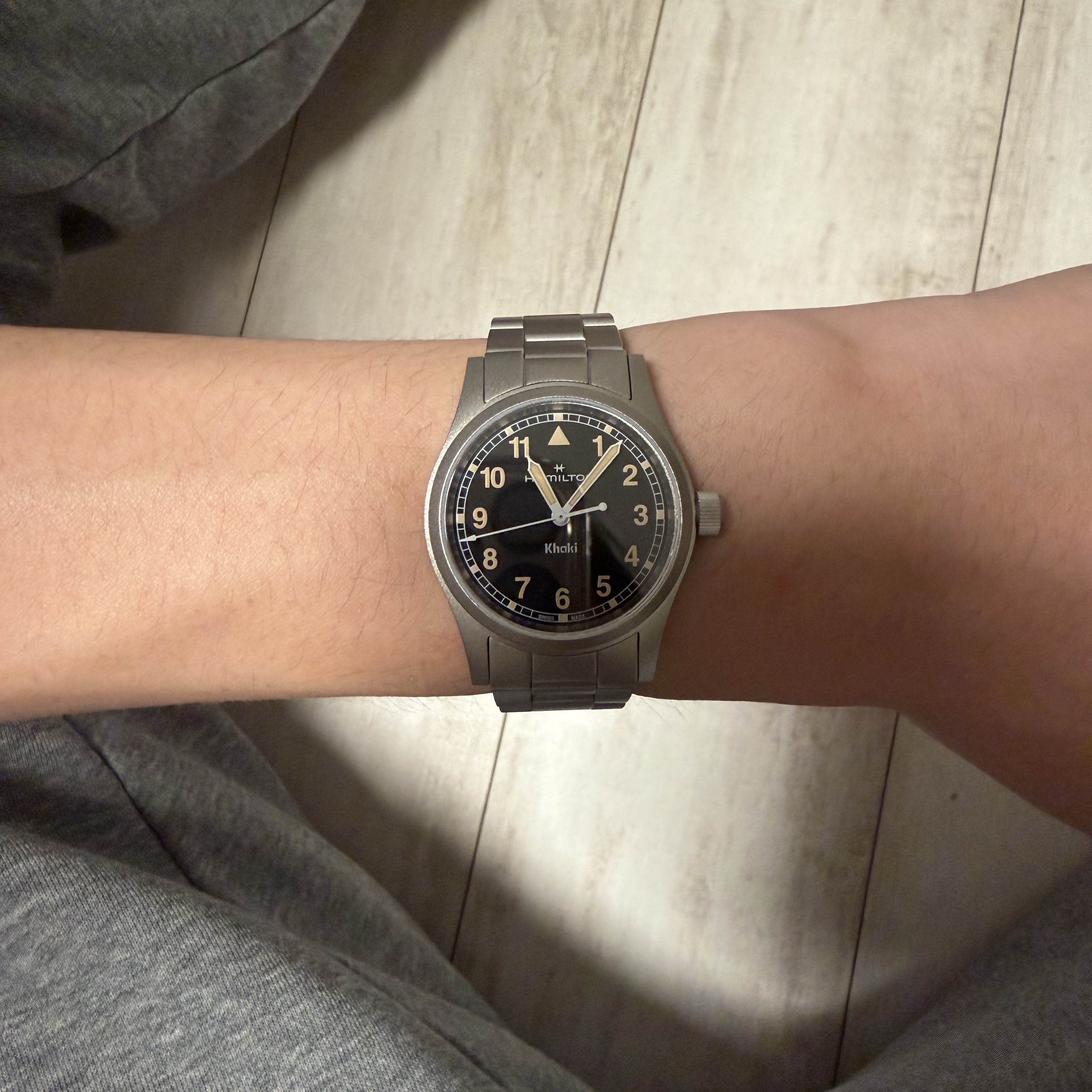 Hamilton Khaki Field Quartz 33mm Stainless Steel Black 착용 스타일