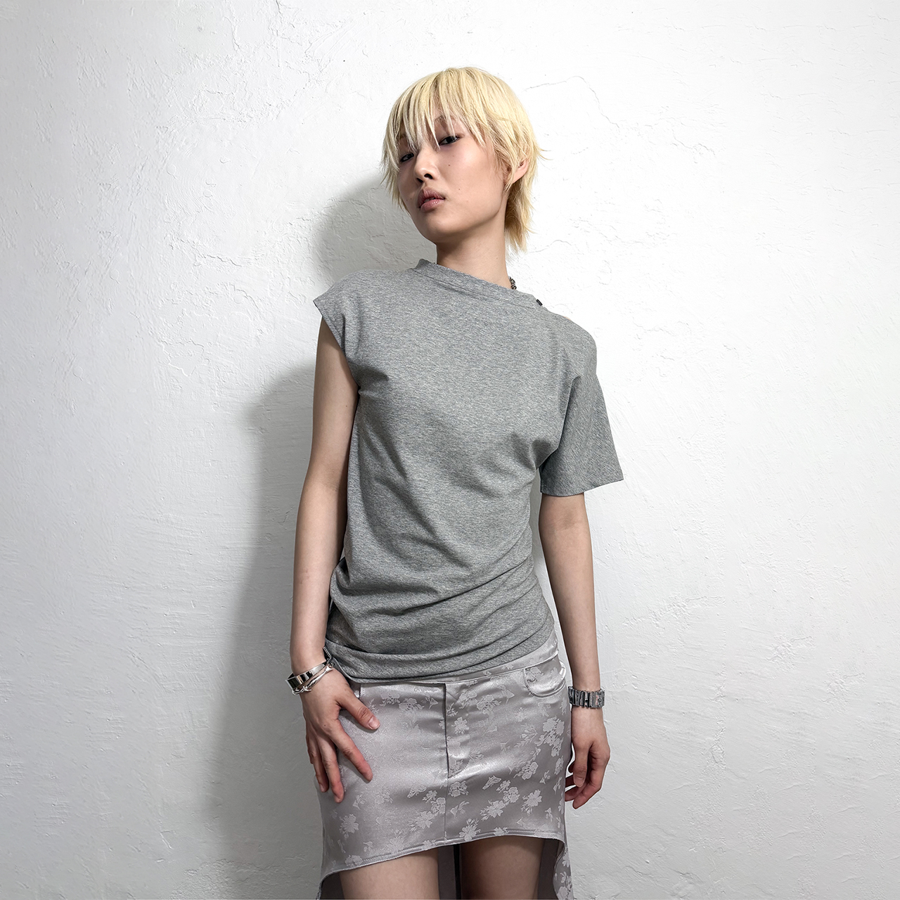 스틸레써디 에이시메트릭 드레이프 티셔츠: 멜란지(Still Lethardy Asymmetric Draped T-shirt: Melange) - 3