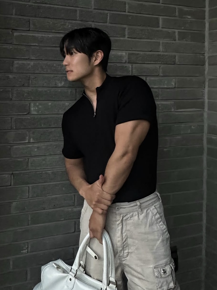 PHOS333 M Slim Fit Half Zip Knit Black 착용 스타일 - 1