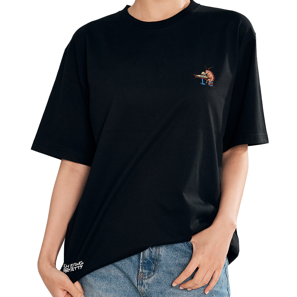 댄꼼마 x 스폰지밥 게살버거 먹는 바선생님 자수 반팔 티셔츠(DANCOMMA x SpongeBob Krabby Patty-Eating Cockroach Embroidered Short Sleeve T-Shirt) - 3