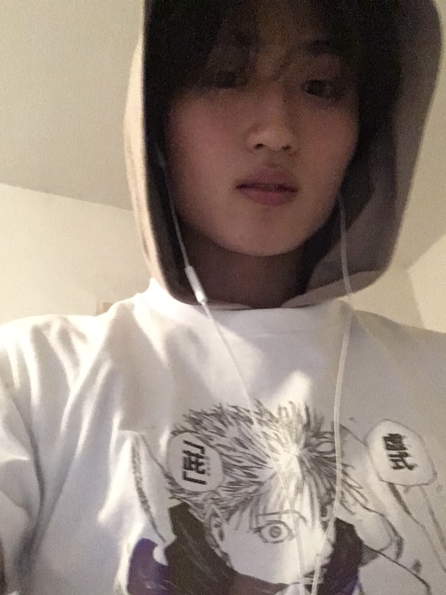 Uniqlo UT Shueisha 100th Anniversary Jujutsu Kaisen T-Shirt White 착용 스타일 - 4
