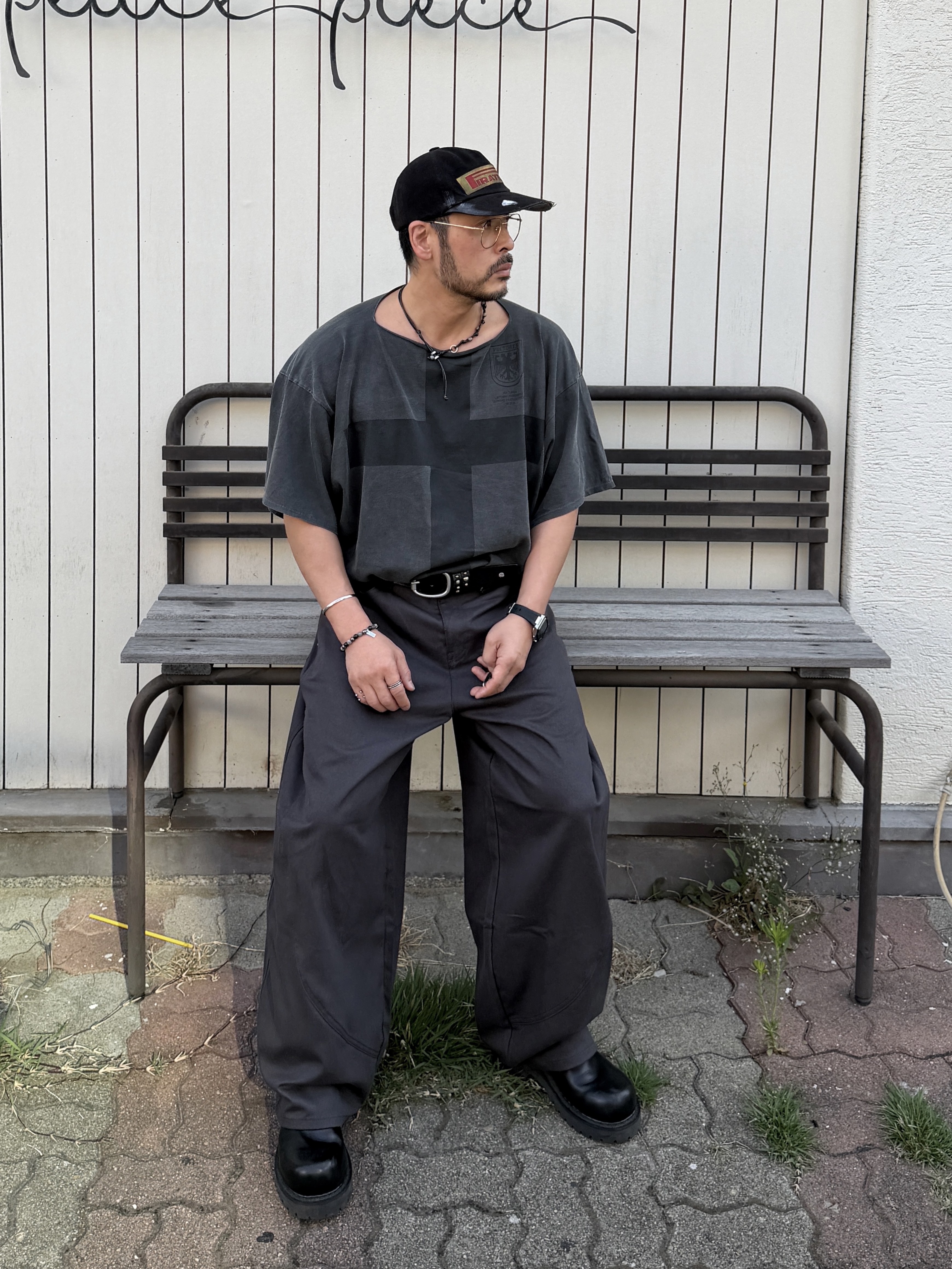 ¥$ Vultures Merch T-Shirt 1 Black - Korea Exclusive, Vacant Archive Ruta Steel Standard Belt Black 착용 스타일 - 4