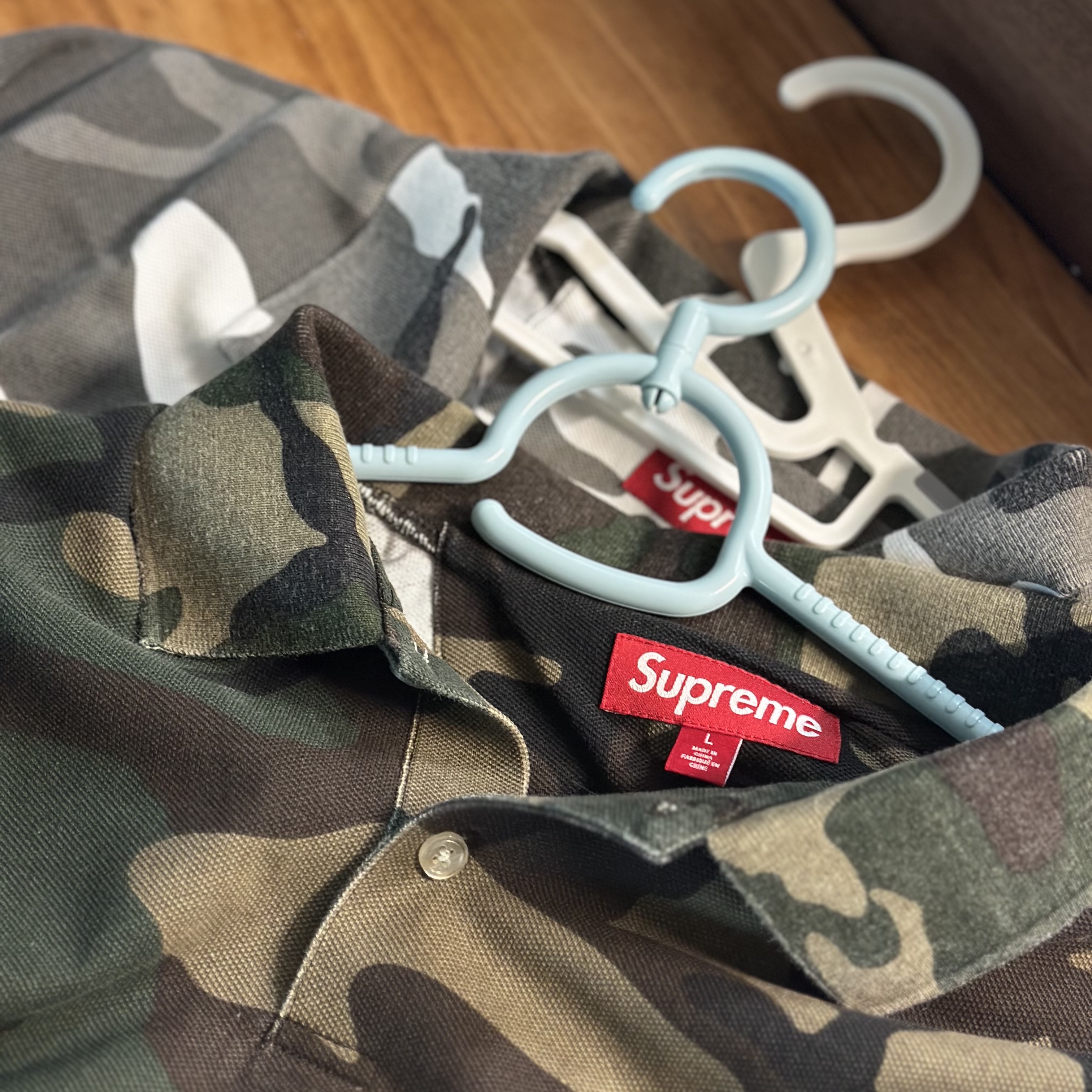 Supreme Washed Camo Polo Woodland Camo - 25SS, Supreme Washed Camo Polo Snow Camo - 25SS 착용 스타일