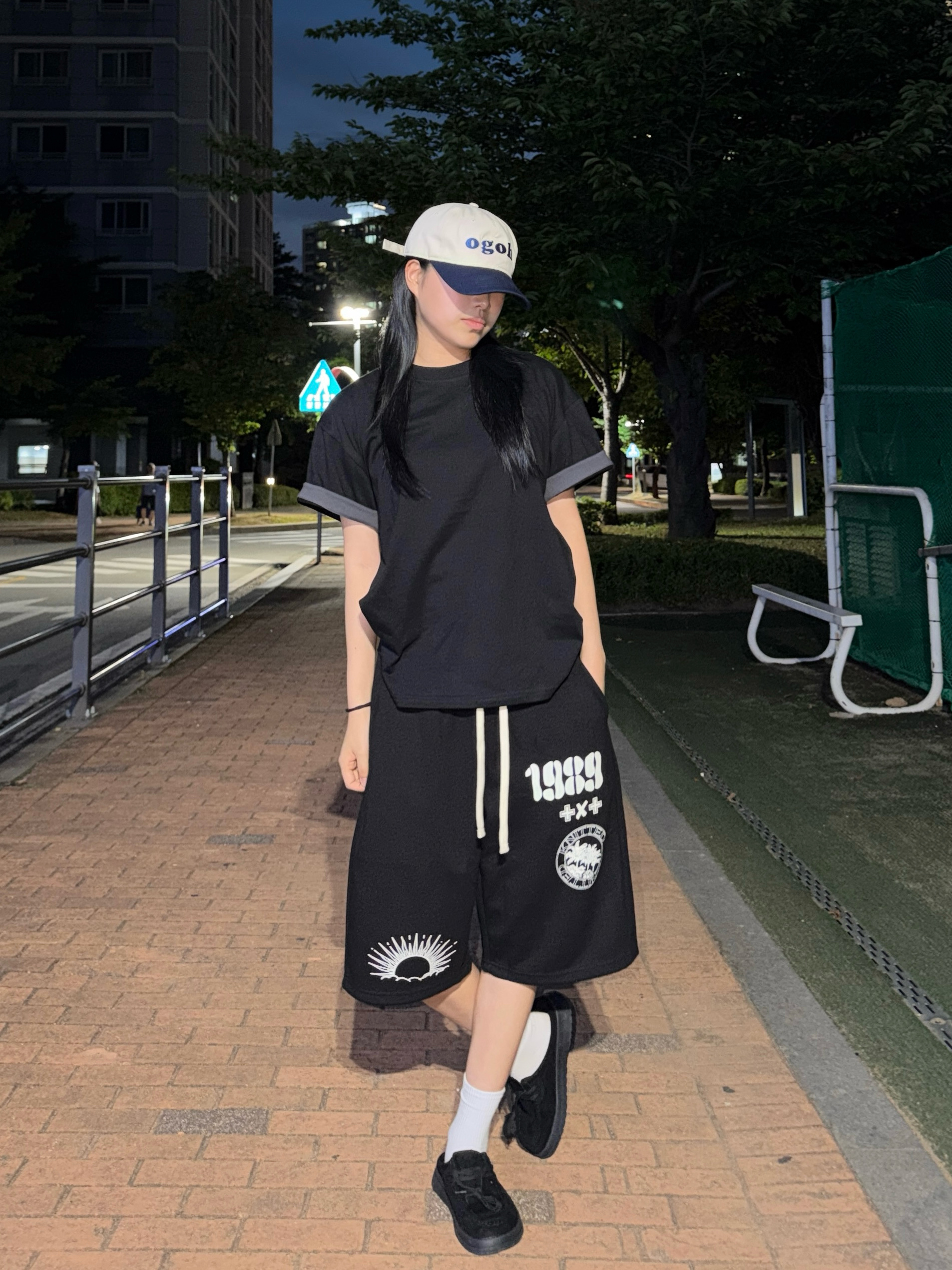 [KREAM 단독] Knitted 1989 Sunrise Graphic Bermuda Half Pants Black 착용 스타일 - 1