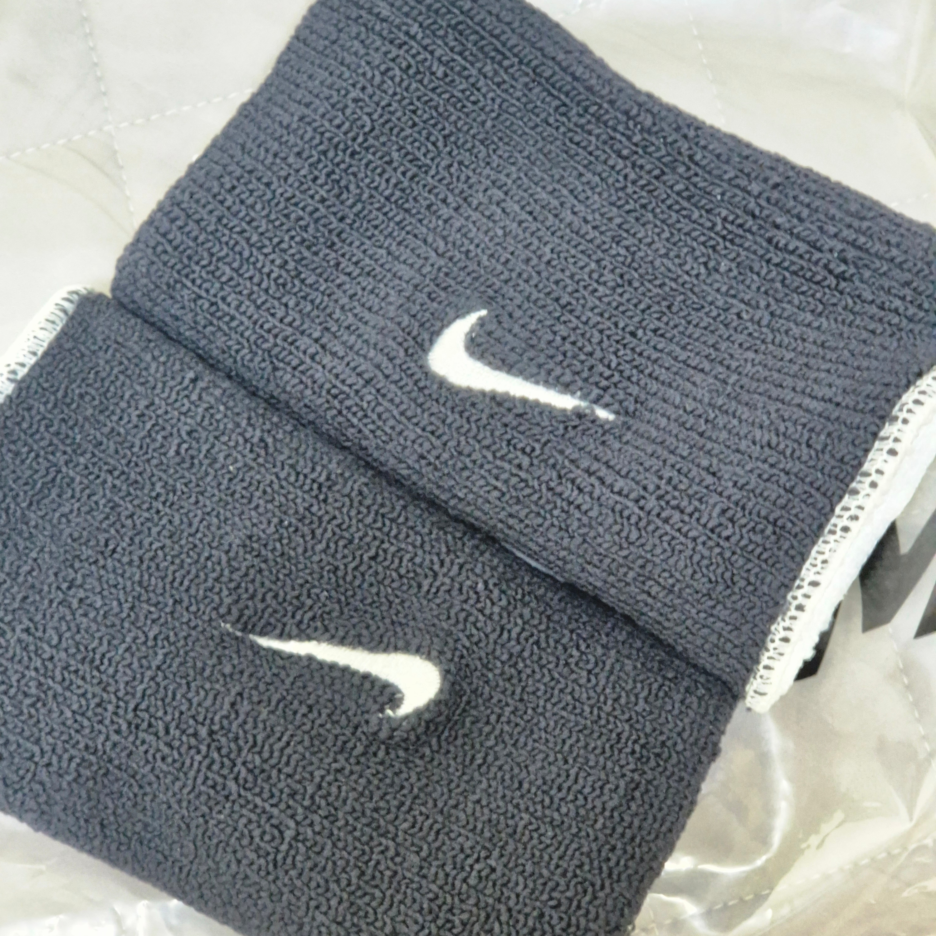 Nike Dri-Fit Double Wide Reversible Wristband White Black (2 Pack) 착용 스타일