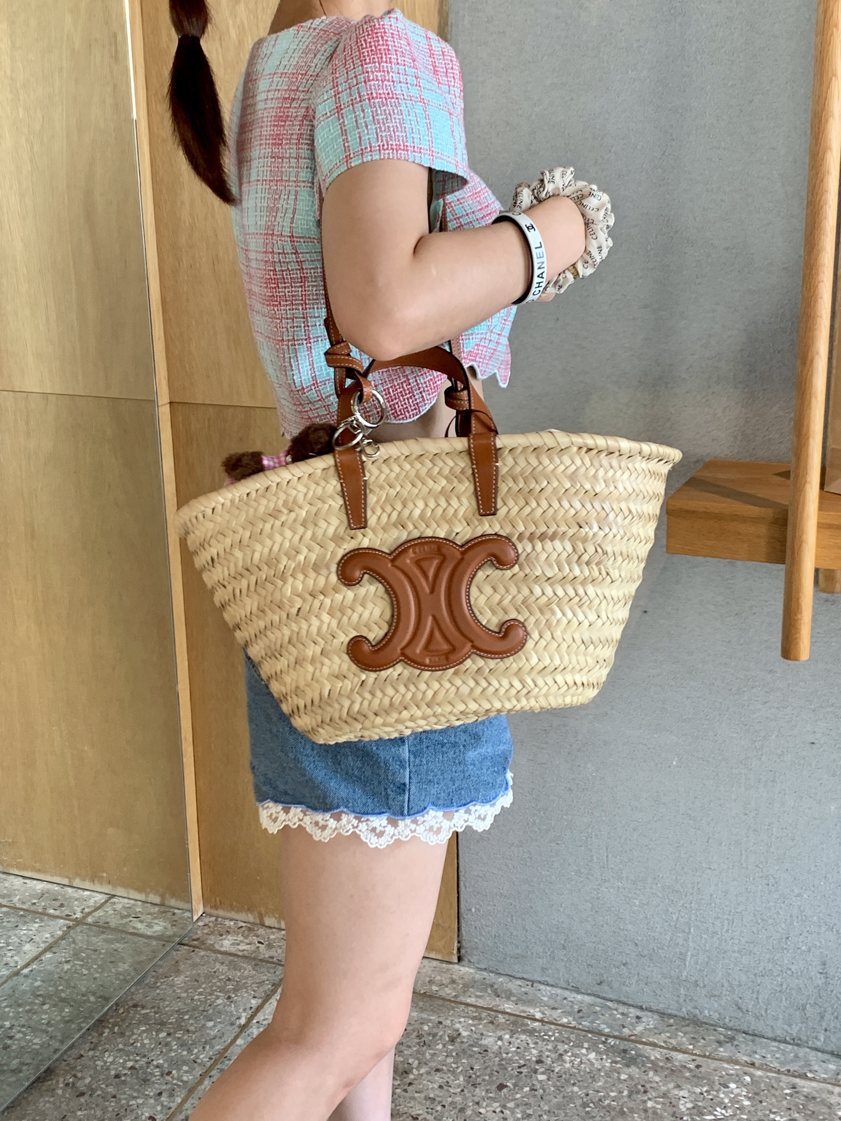 Celine Teen Classic Panier in Palm Leaves Calfskin Tan, Sanrio Hello Kitty Hula Kiss 4" Hawaii Series Plush 착용 스타일 - 1