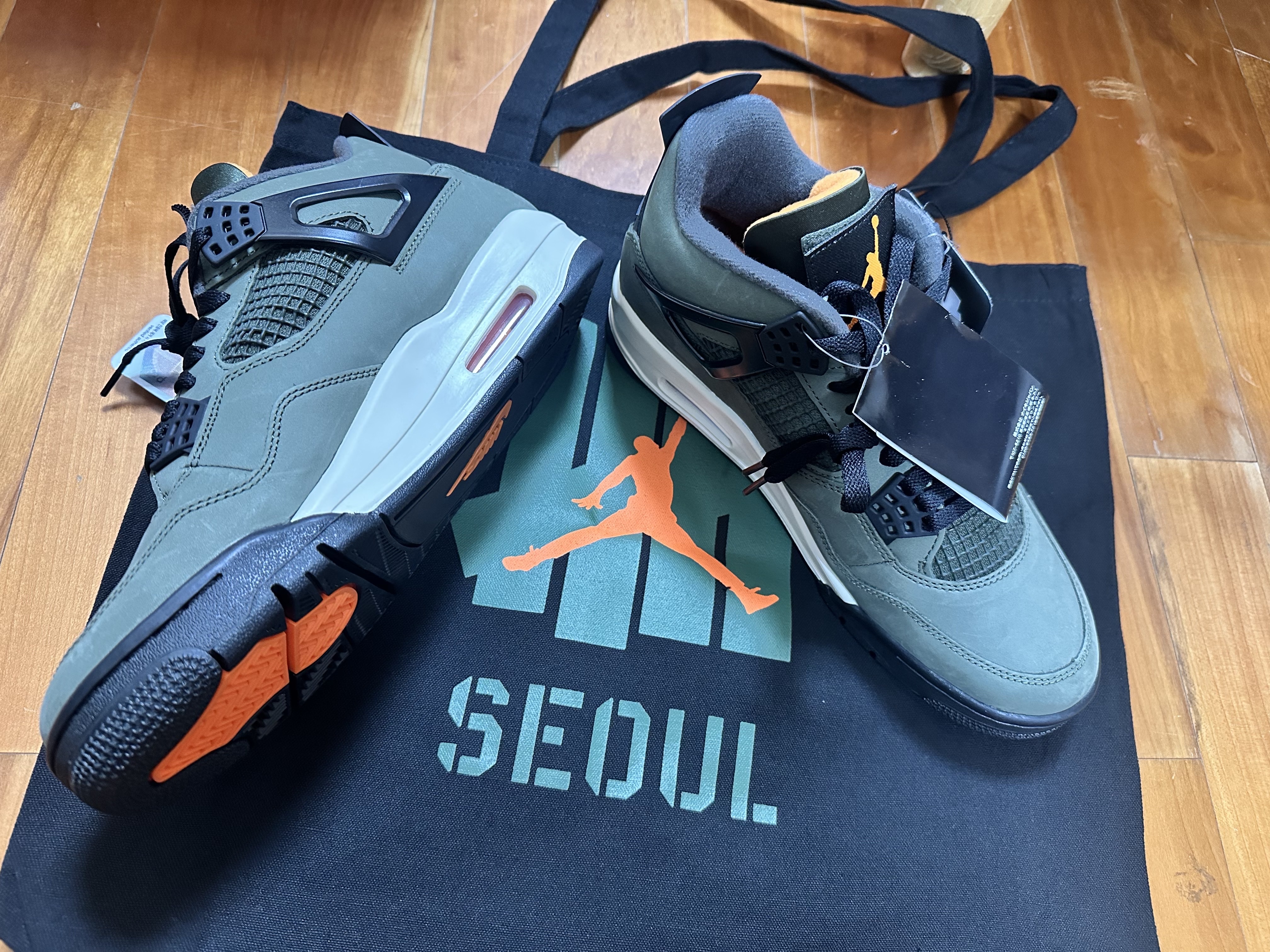 Jordan 4 x Undefeated Retro OG SP Deep Green and Clementine 착용 스타일