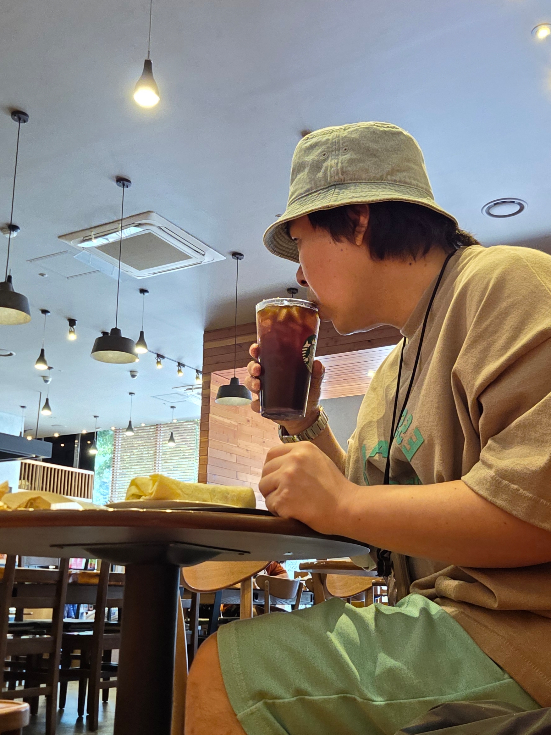 Starbucks SS Stanley Signature Quencher Tumbler 887ml, Nike Apex Denim Bucket Hat Aegean Storm Thunder Blue 착용 스타일 - 5