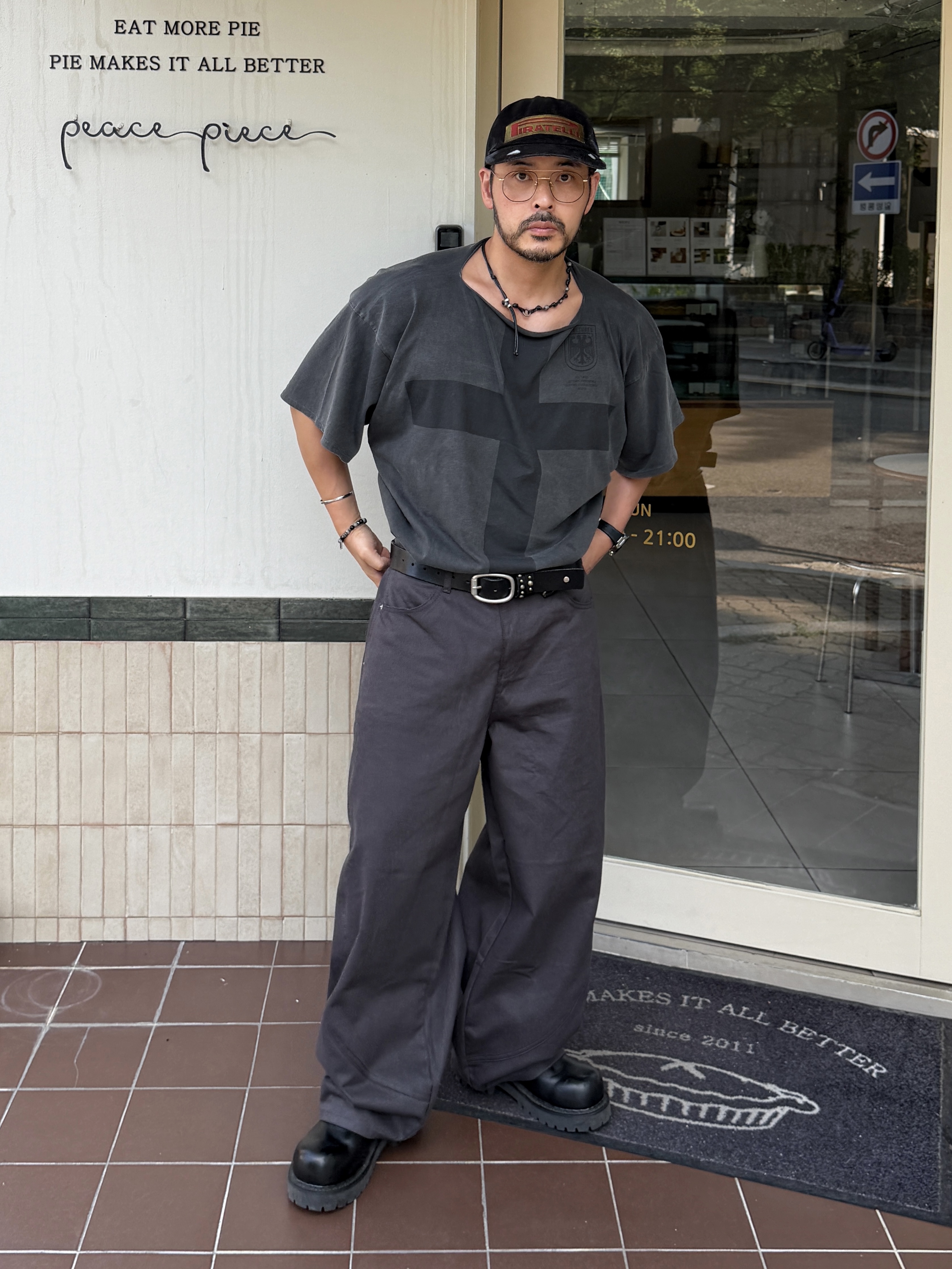 ¥$ Vultures Merch T-Shirt 1 Black - Korea Exclusive, Vacant Archive Ruta Steel Standard Belt Black 착용 스타일 - 2