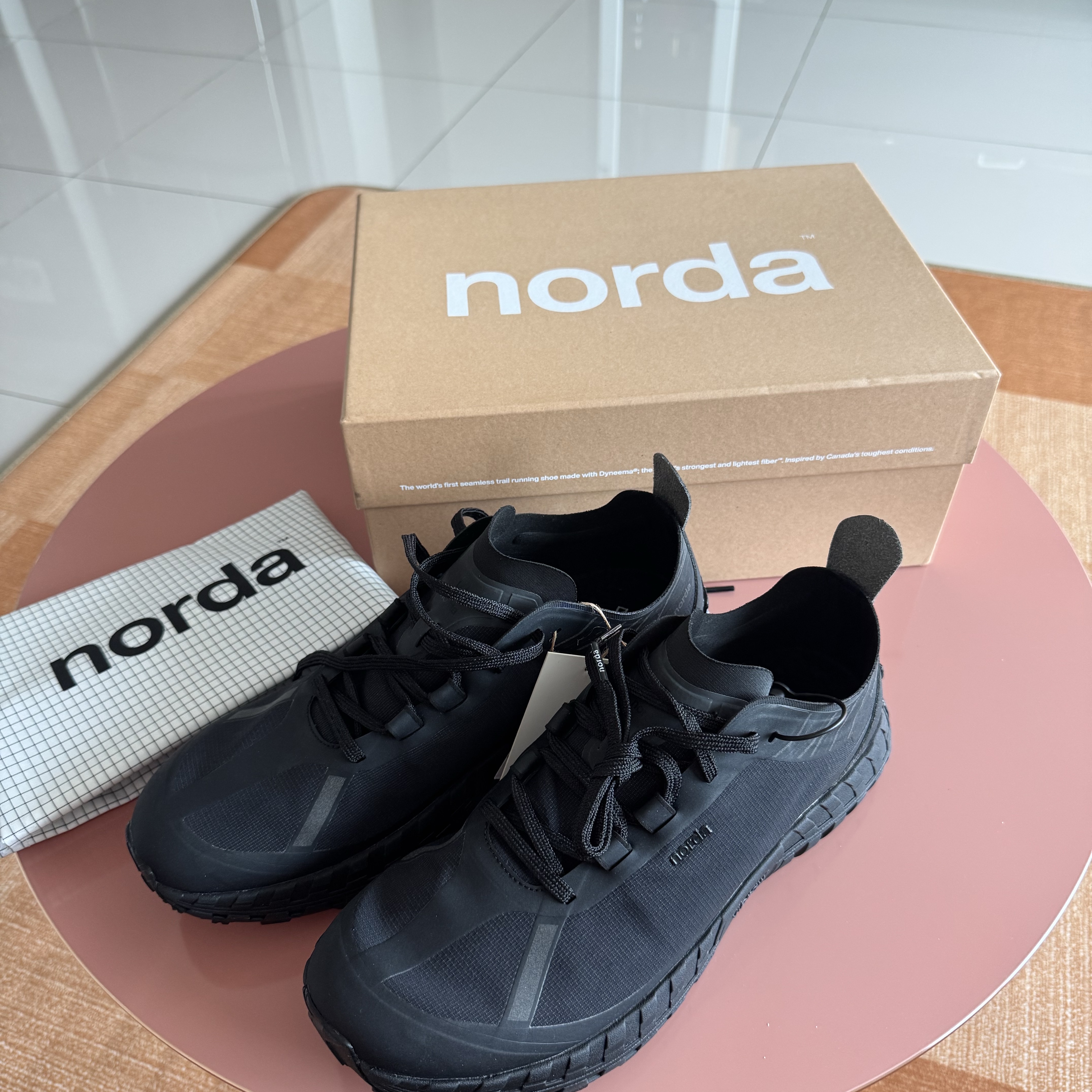 Norda 001/A Stealth Black 착용 스타일 - 4
