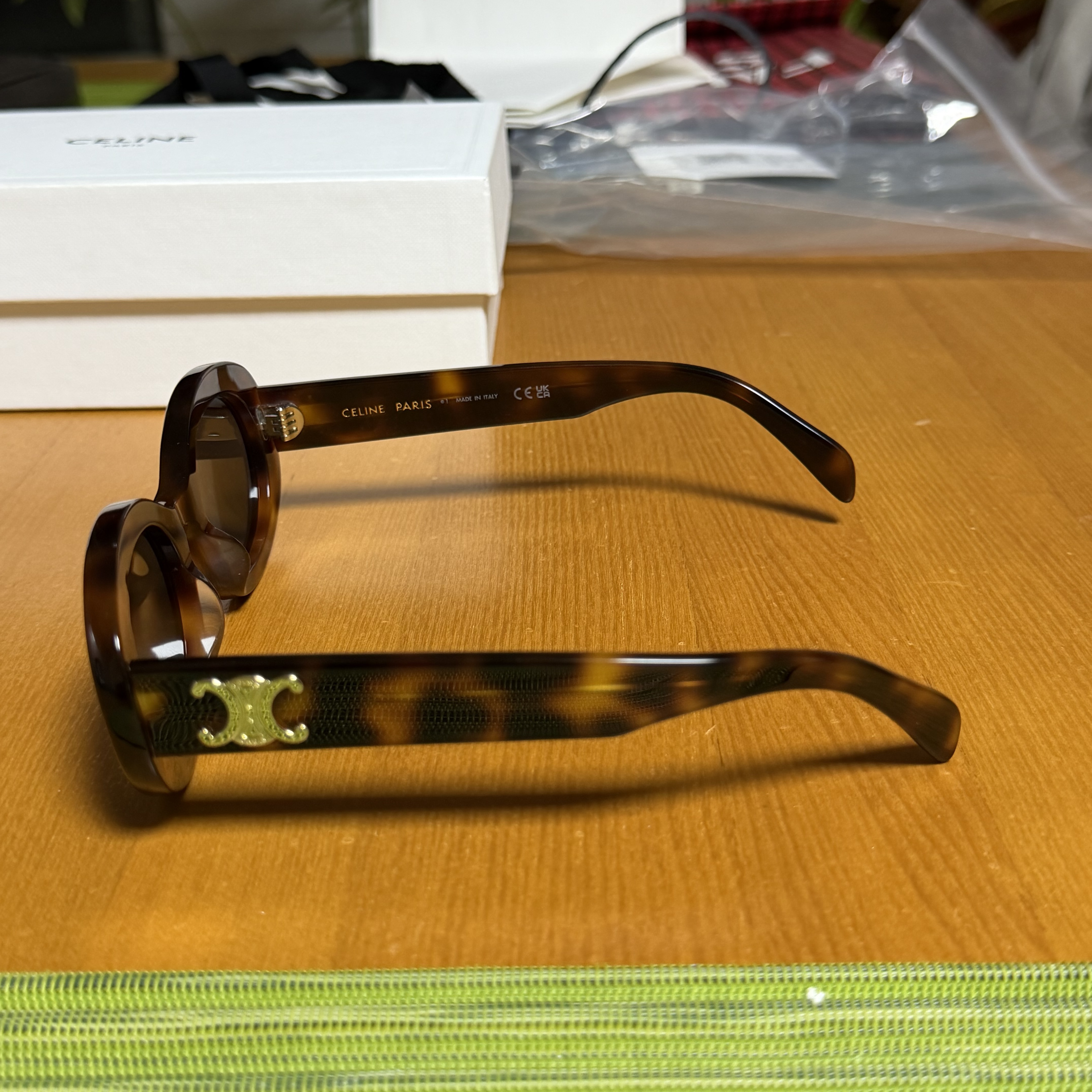(W) Celine Triomphe 01 Sunglasses in Acetate Blonde Havana 착용 스타일 - 5