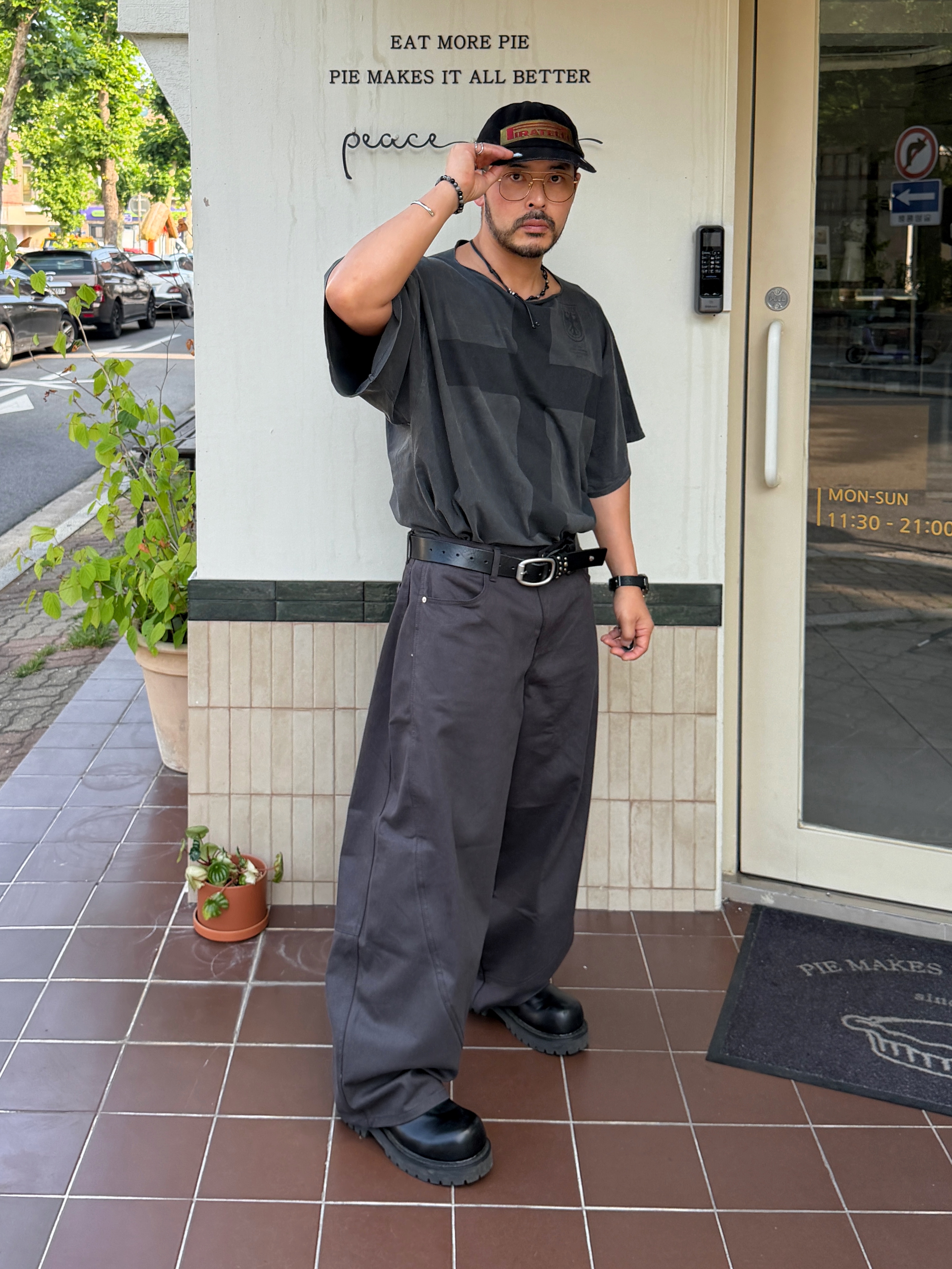 ¥$ Vultures Merch T-Shirt 1 Black - Korea Exclusive, Vacant Archive Ruta Steel Standard Belt Black 착용 스타일 - 1
