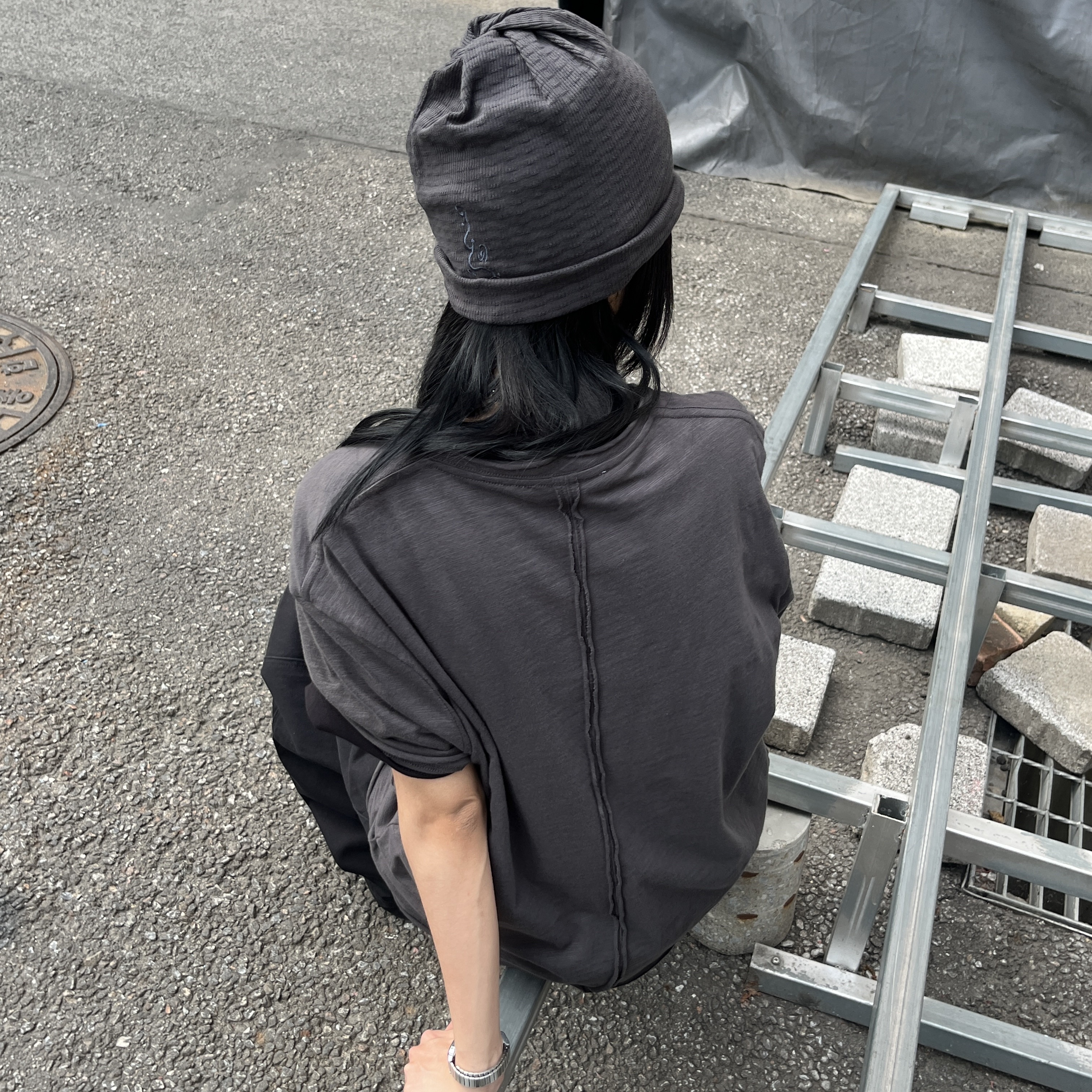Millo Archive Layered Raw Cut T-Shirt Charcoal, Millo Archive Casual Chapter T-Shirt Black 착용 스타일 - 2