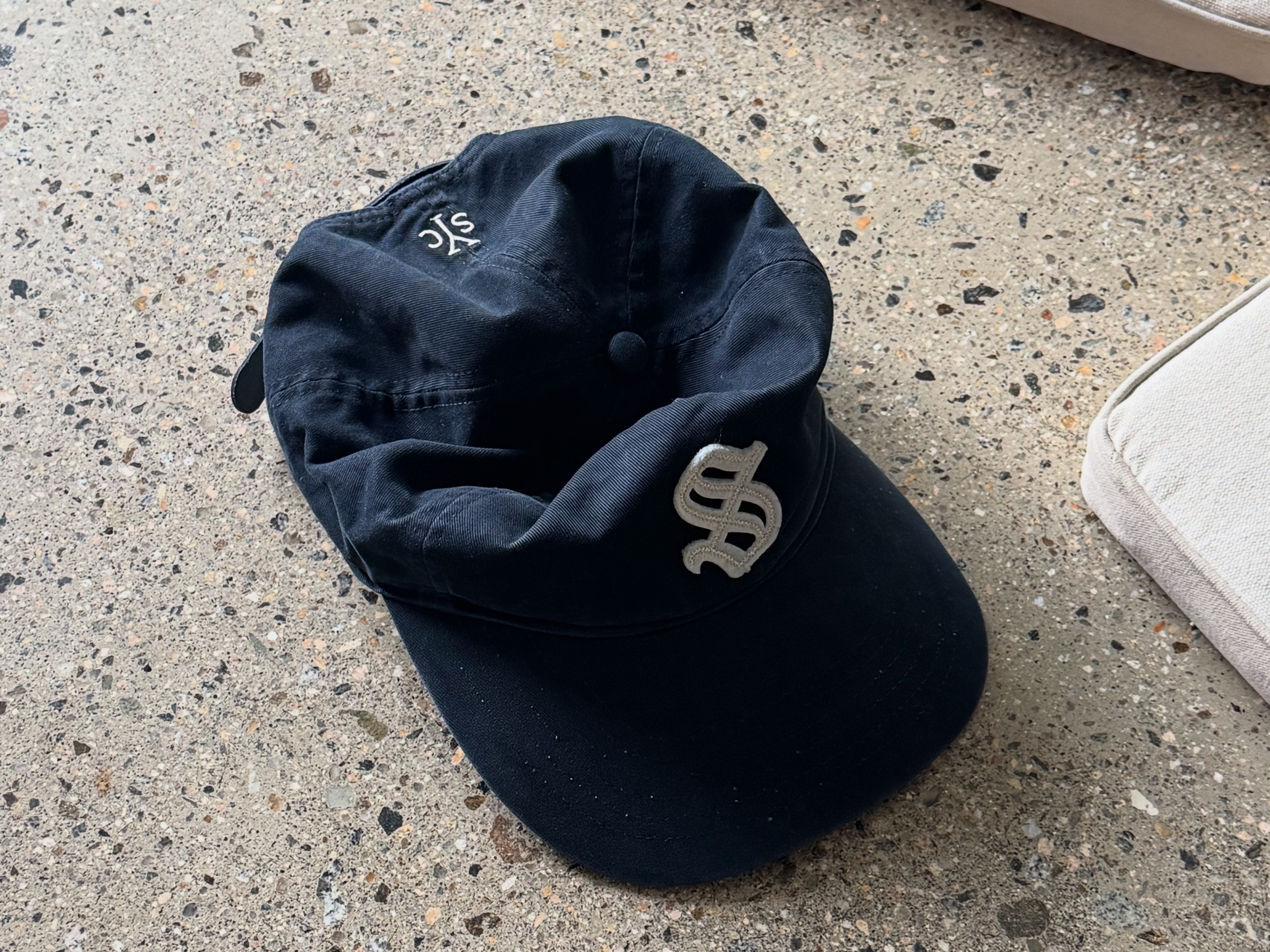 [예약 배송] Sunday Ceremony Old English Vintage Logo Cap - Blue, [예약 배송] Sunday Ceremony Old English Vintage Logo Cap - Lavender 착용 스타일 - 2