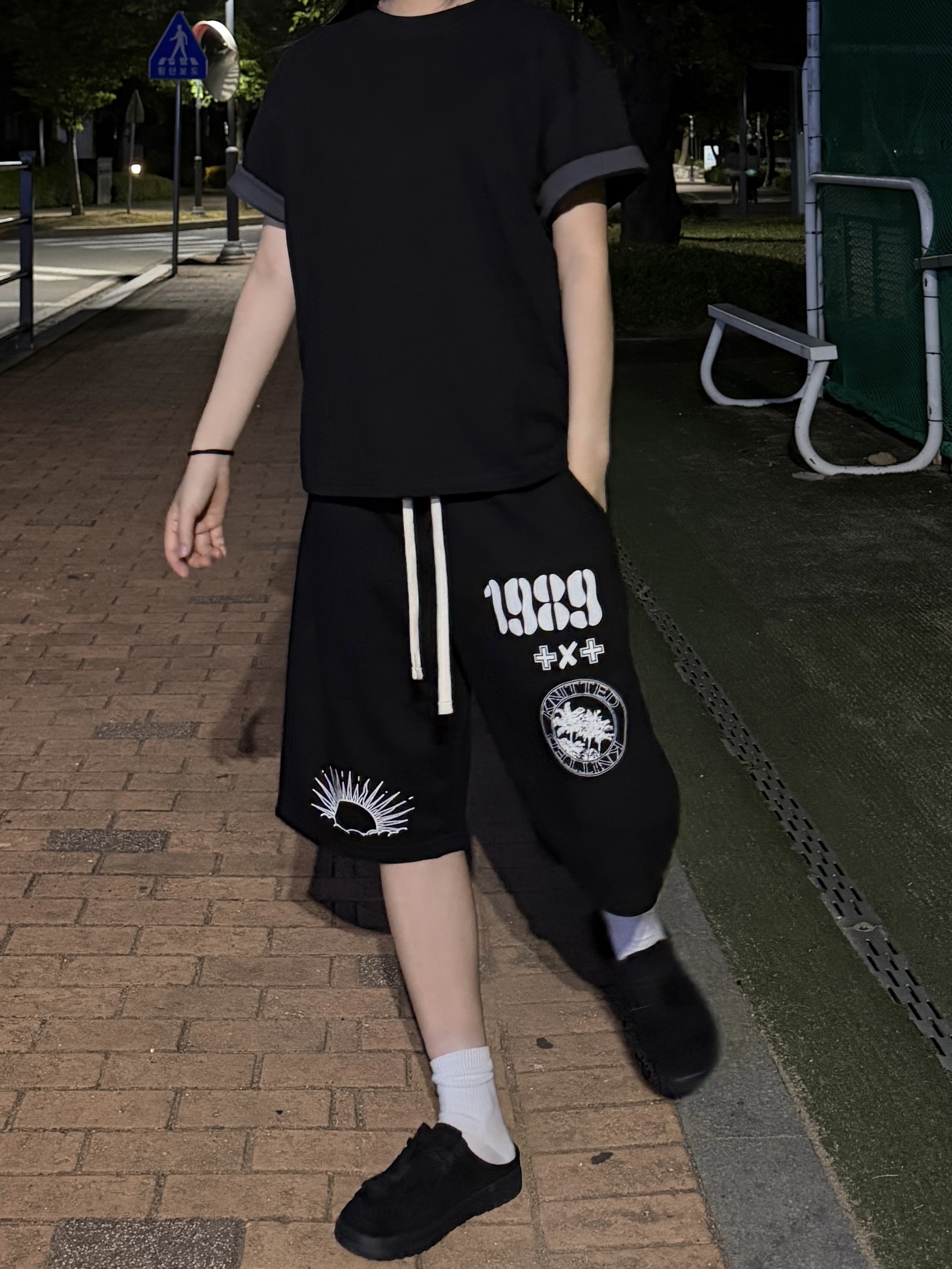 [KREAM 단독] Knitted 1989 Sunrise Graphic Bermuda Half Pants Black 착용 스타일 - 4