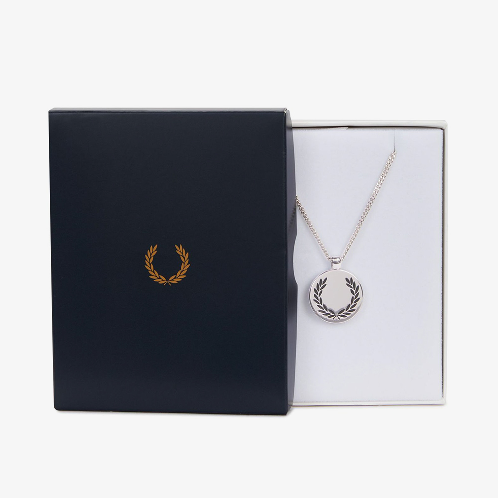 프레드페리 로렐 리스 펜던트 네크리스 메탈릭 실버(Fred Perry Laurel Wreath Pendant Necklace Metallic Silver) - 3