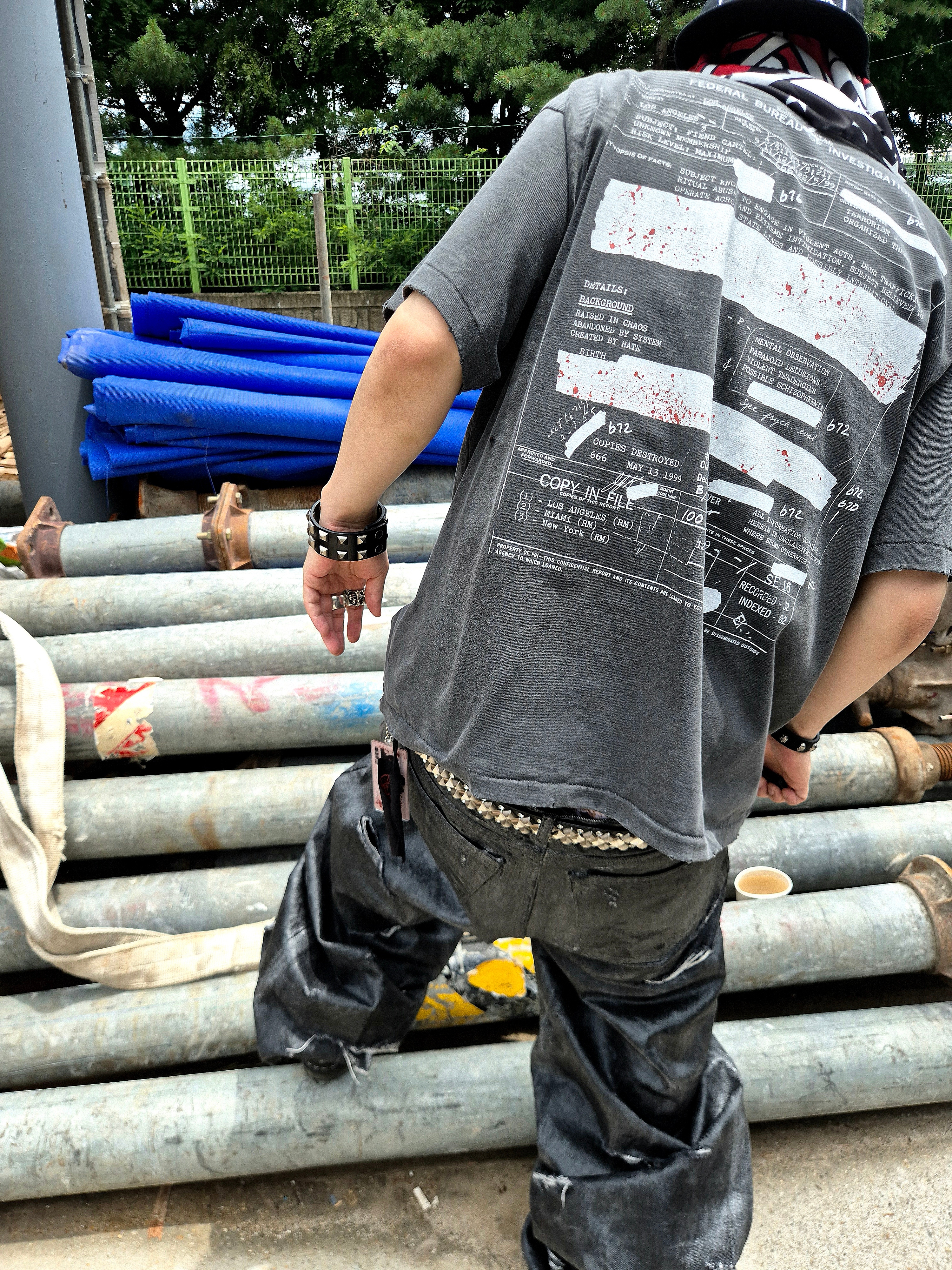 emostanceclub Multi Distressed Coating Jeans Black, Chrome Hearts Fuck Hollywood Trucker Hat Black 착용 스타일 - 2