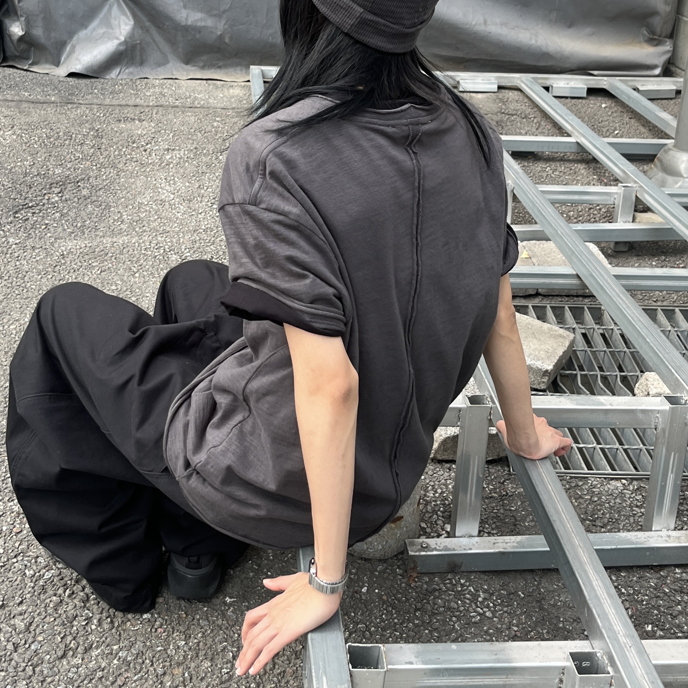 Millo Archive Layered Raw Cut T-Shirt Charcoal, Millo Archive Casual Chapter T-Shirt Black 착용 스타일 - 4