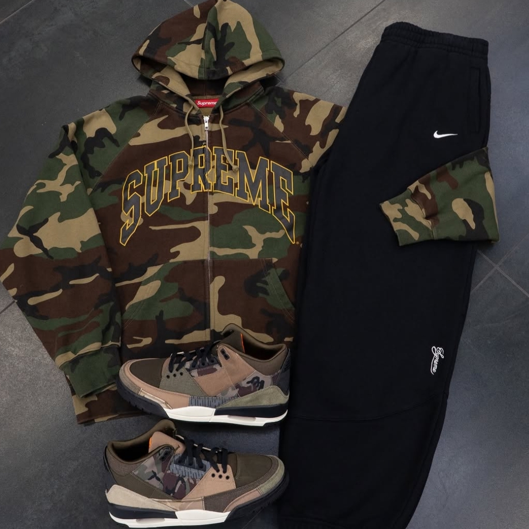 Supreme Cracked Raglan Zip Up Hooded Sweatshirt Woodland Camo - 26SS 착용 스타일