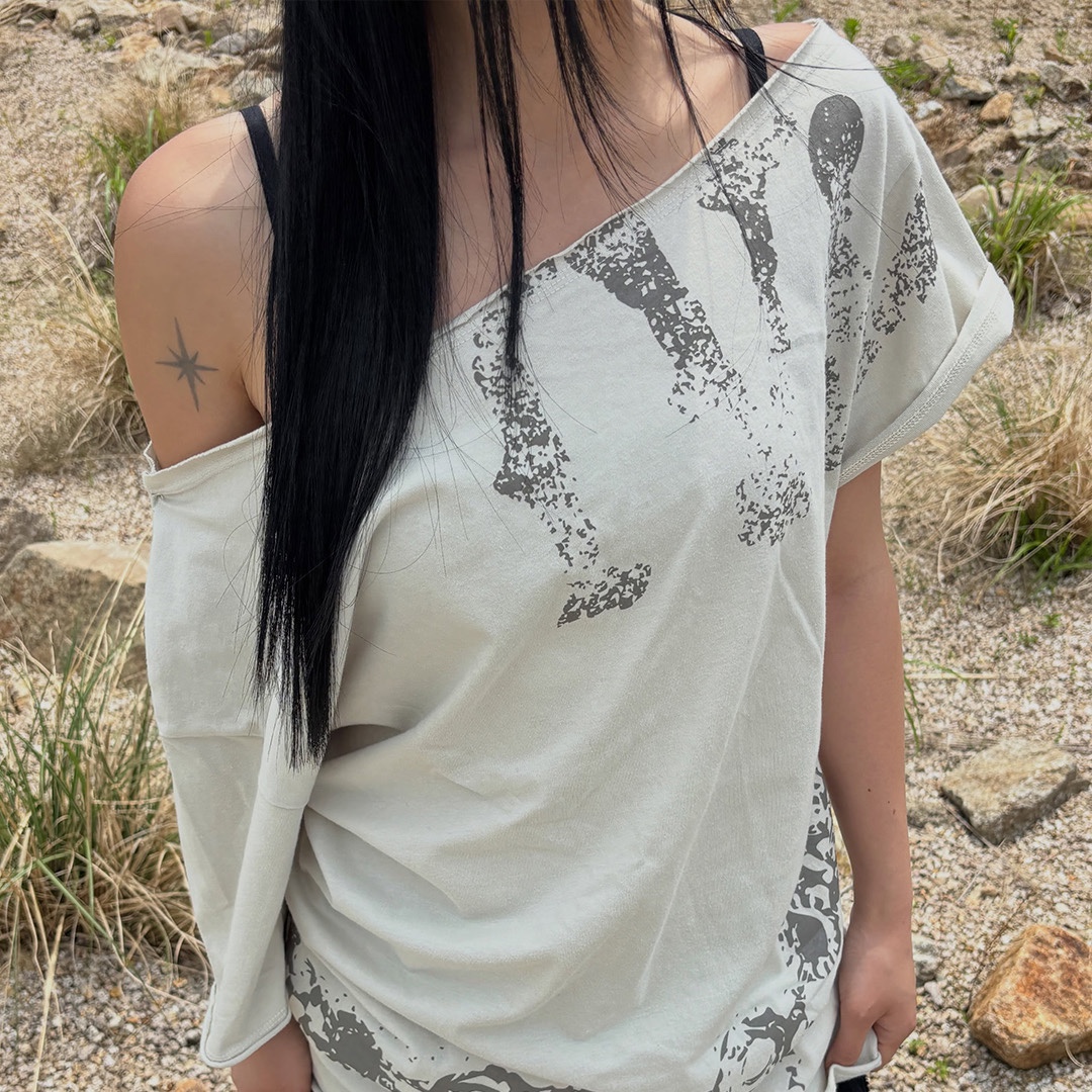 Thevinylhouse Cut-Off Loose Chain Tee (W) Beige 착용 스타일