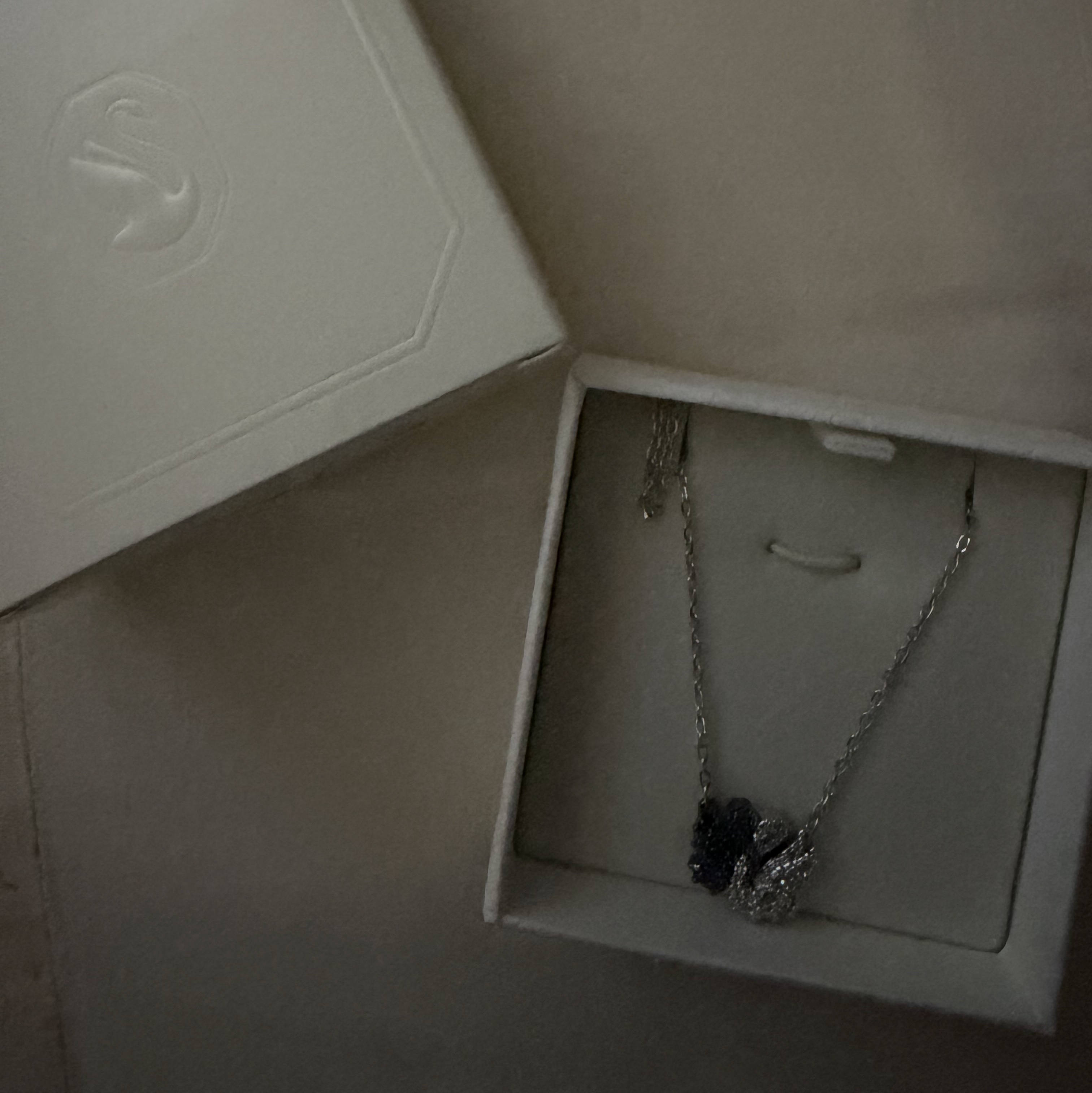 (W) Swarovski Swan Pendant Swan Black Mixed Metal Finish 착용 스타일
