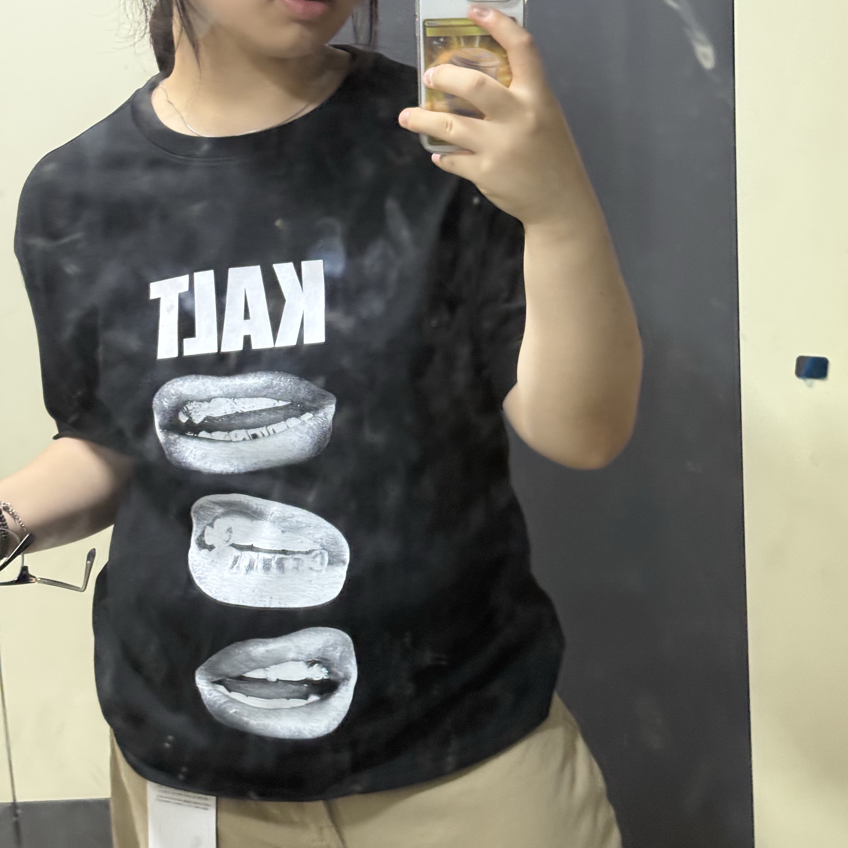 AMOU Kalt Lips Half T-Shirts Black 착용 스타일