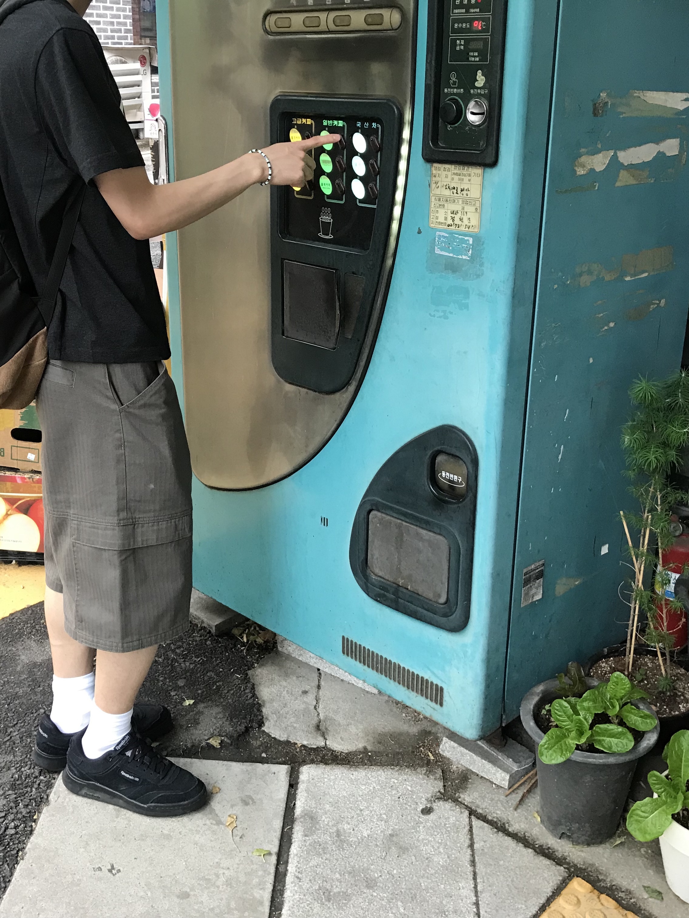 CHOWOO Paneled Cargo Pockets Herringbone Twill Shorts Washed Khaki 착용 스타일 - 3